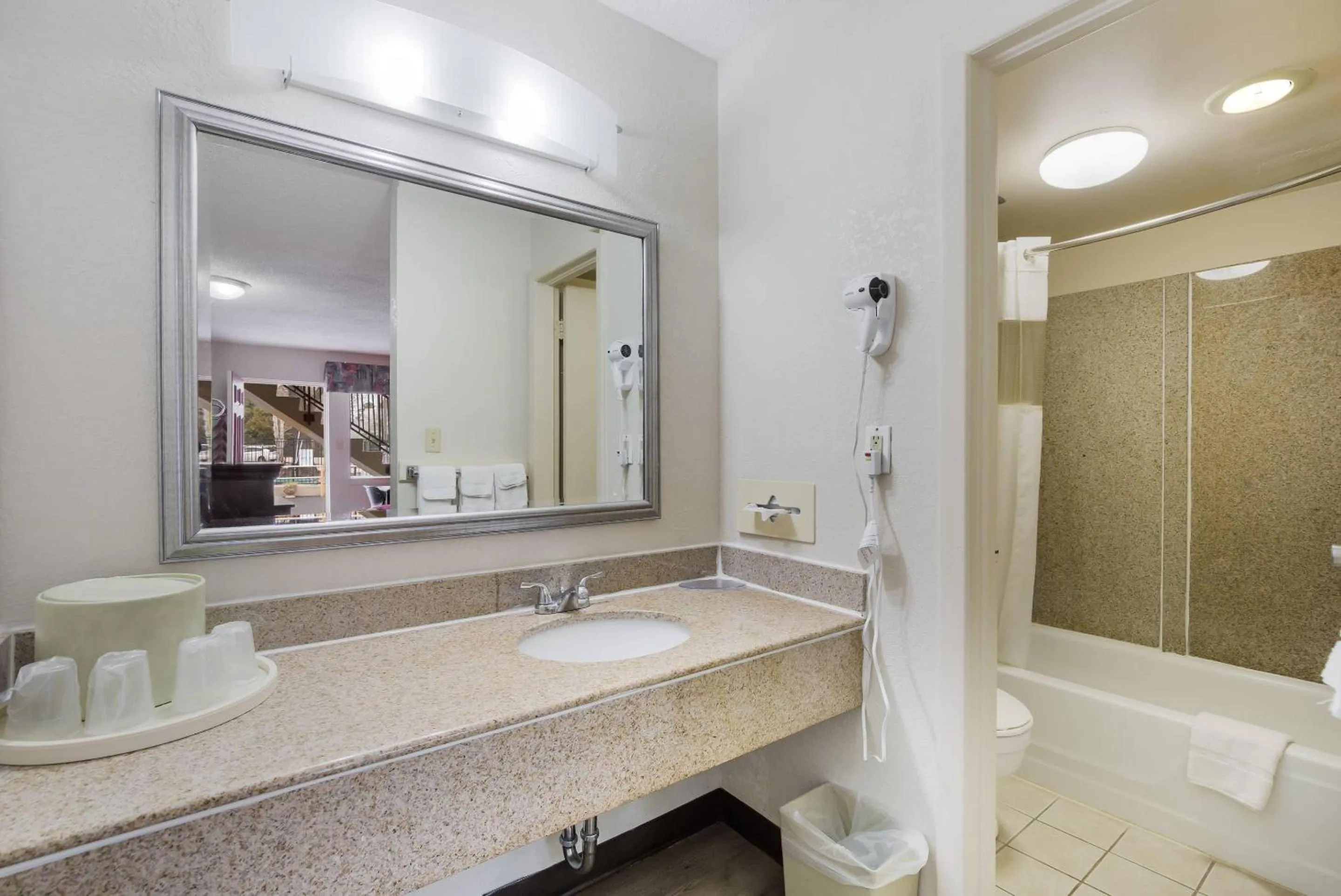Bedroom in Econo Lodge Williamsburg Historic Area
