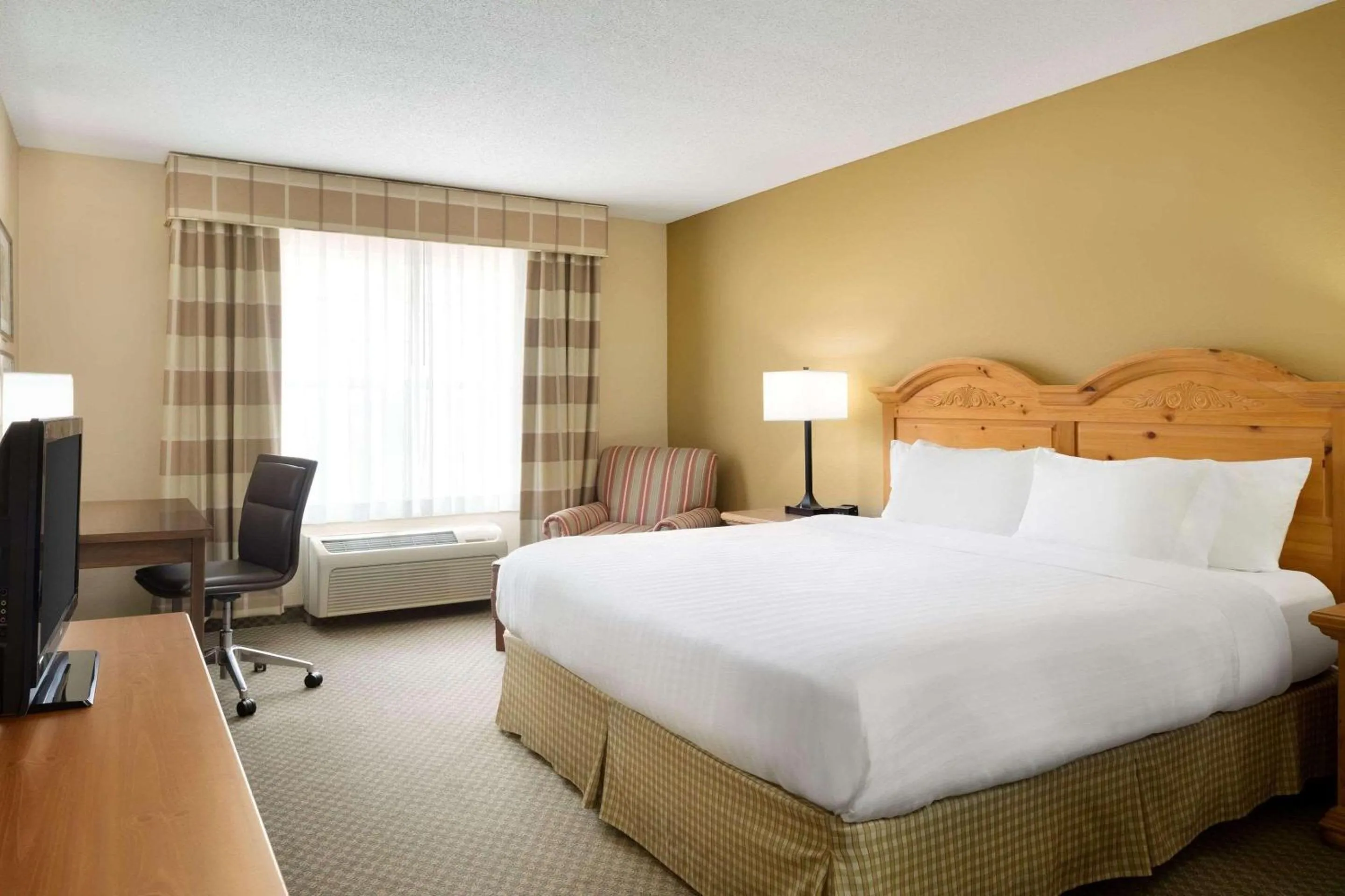 Bedroom, Bed in Country Inn & Suites by Radisson, Grinnell, IA