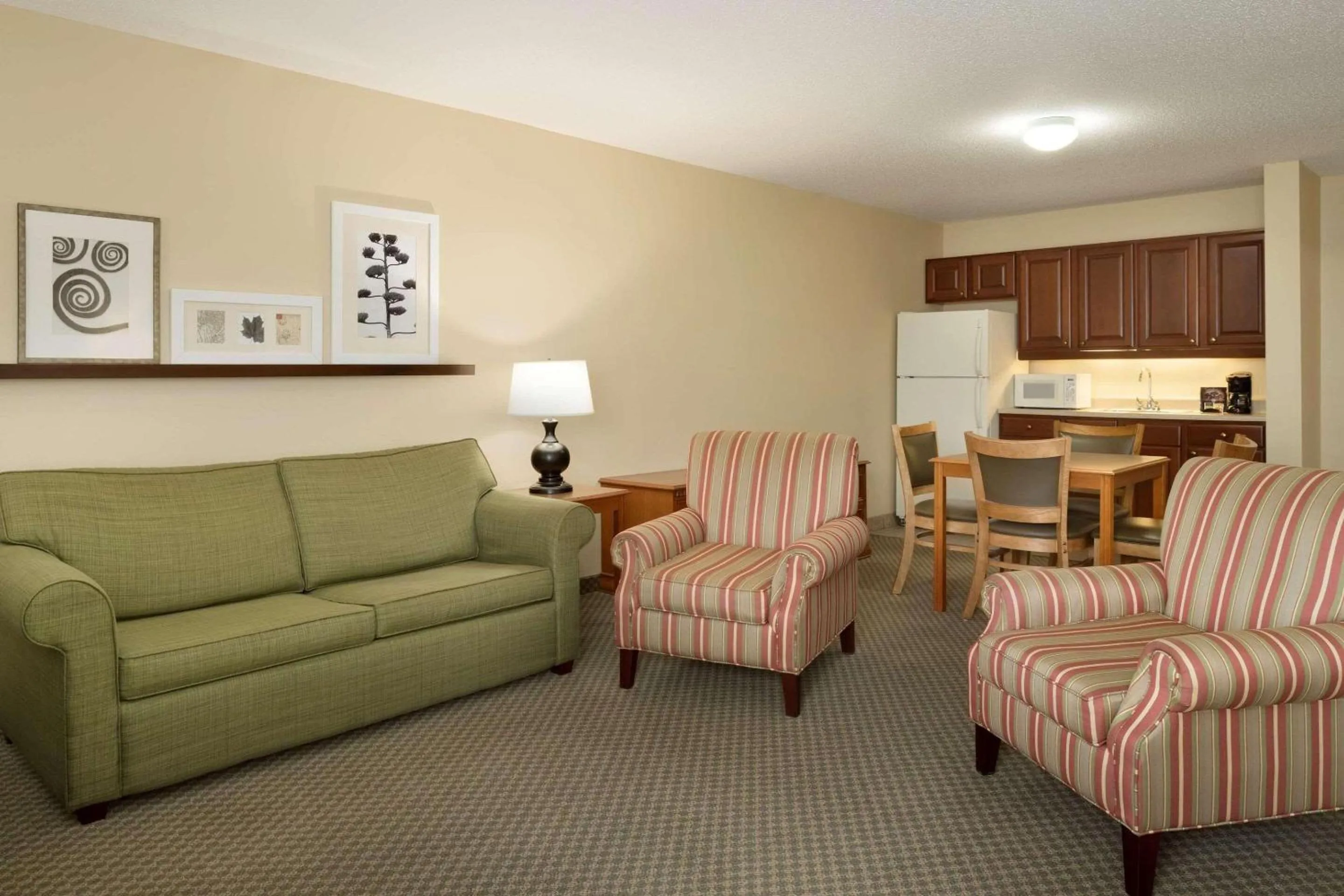 Bedroom in Country Inn & Suites by Radisson, Grinnell, IA
