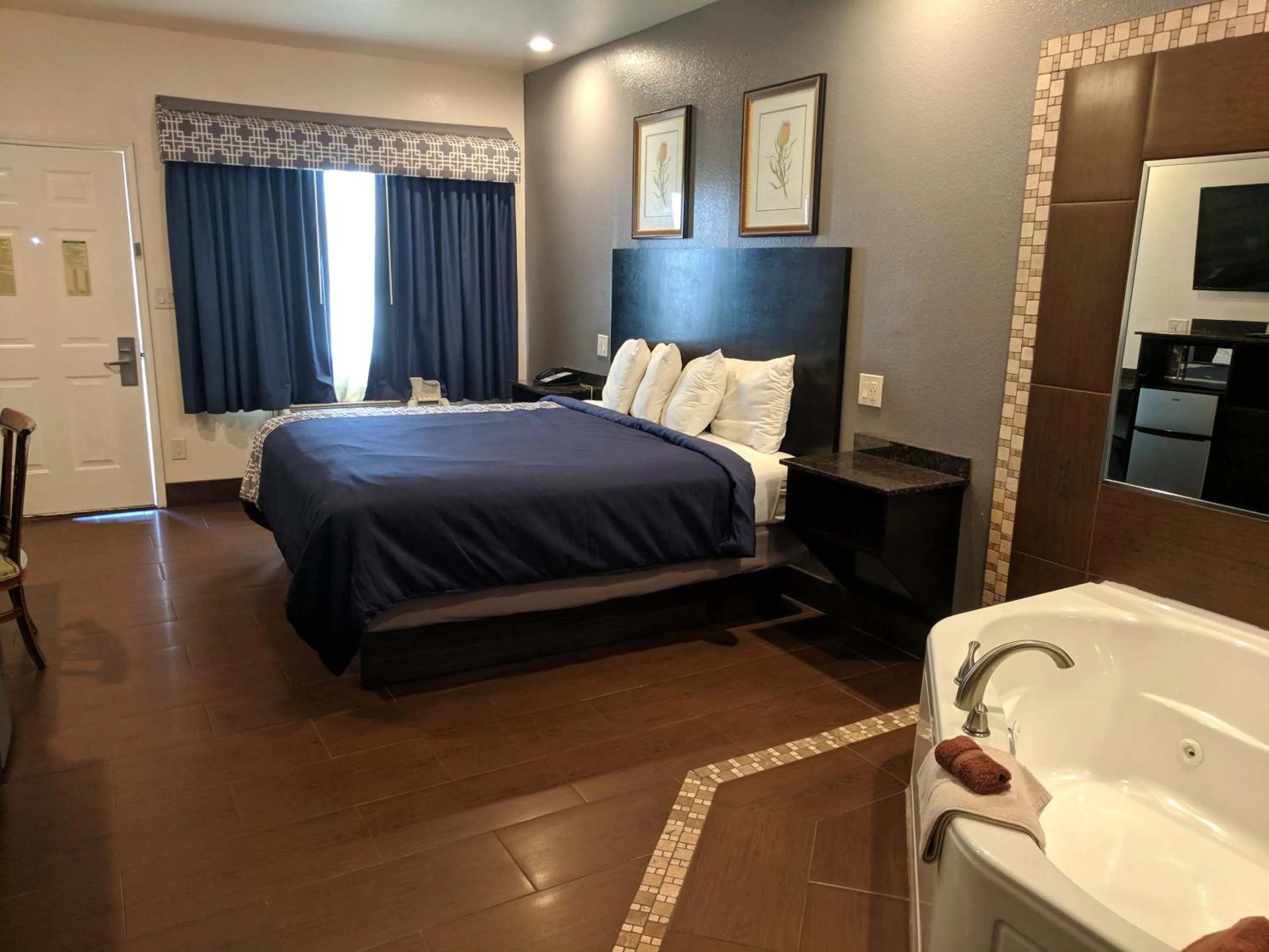 Hot Tub, Bed in Americas Best Value Inn - Brownsville