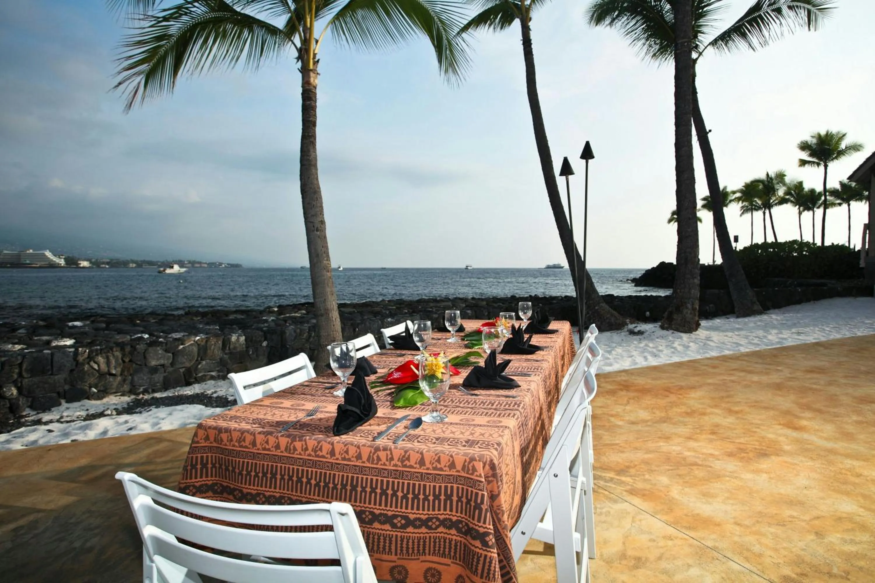 Restaurant/places to eat in Courtyard by Marriott King Kamehameha's Kona Beach Hotel