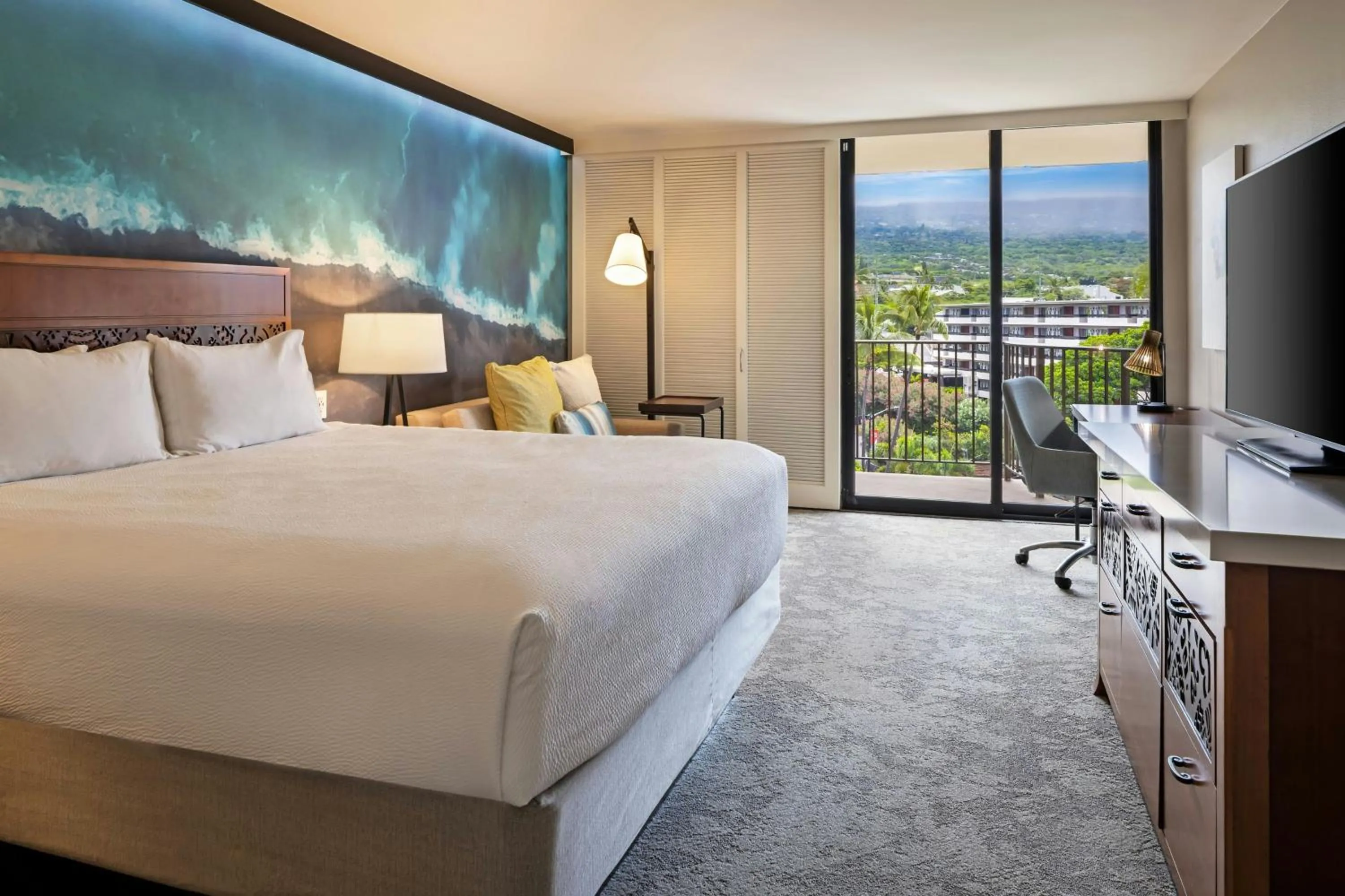 Photo of the whole room, Bed in Courtyard by Marriott King Kamehameha's Kona Beach Hotel