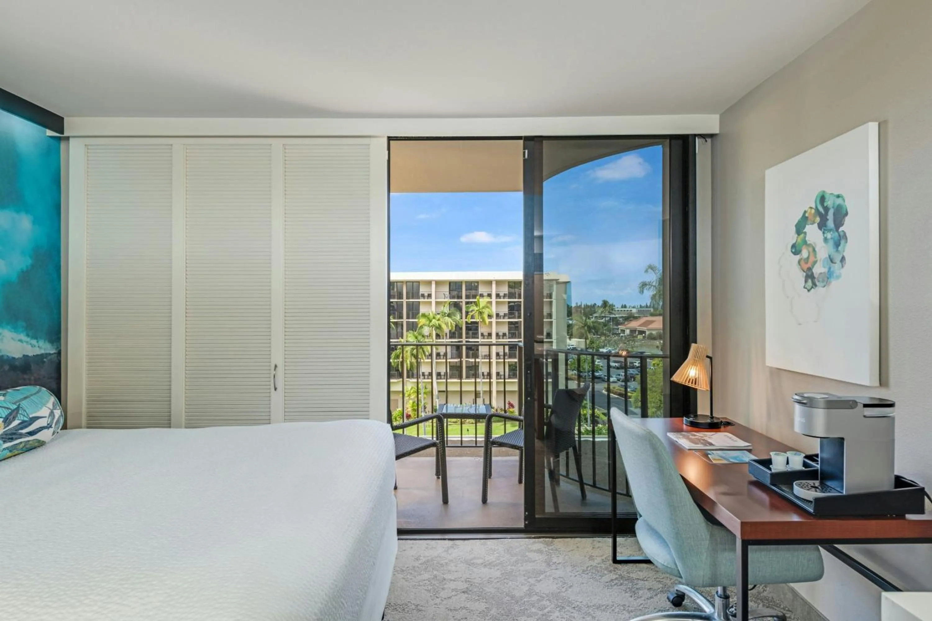 Photo of the whole room, Bed in Courtyard by Marriott King Kamehameha's Kona Beach Hotel