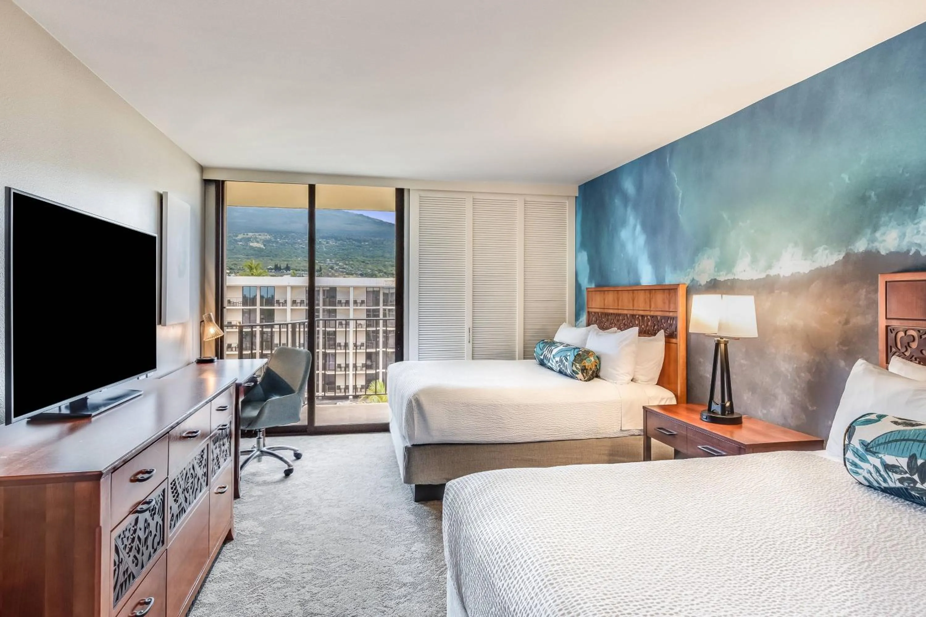 Photo of the whole room, Bed in Courtyard by Marriott King Kamehameha's Kona Beach Hotel