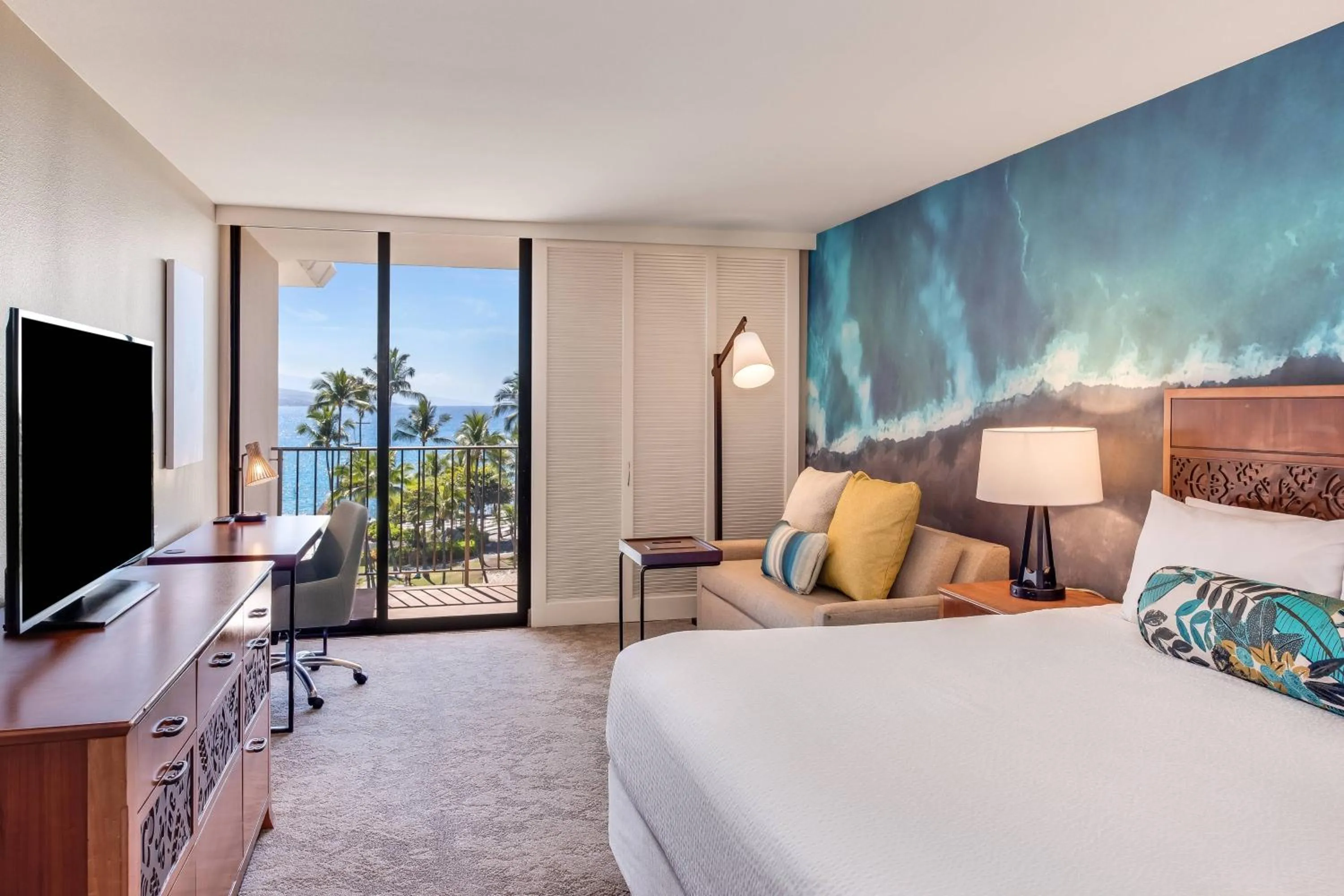 Photo of the whole room, Bed in Courtyard by Marriott King Kamehameha's Kona Beach Hotel