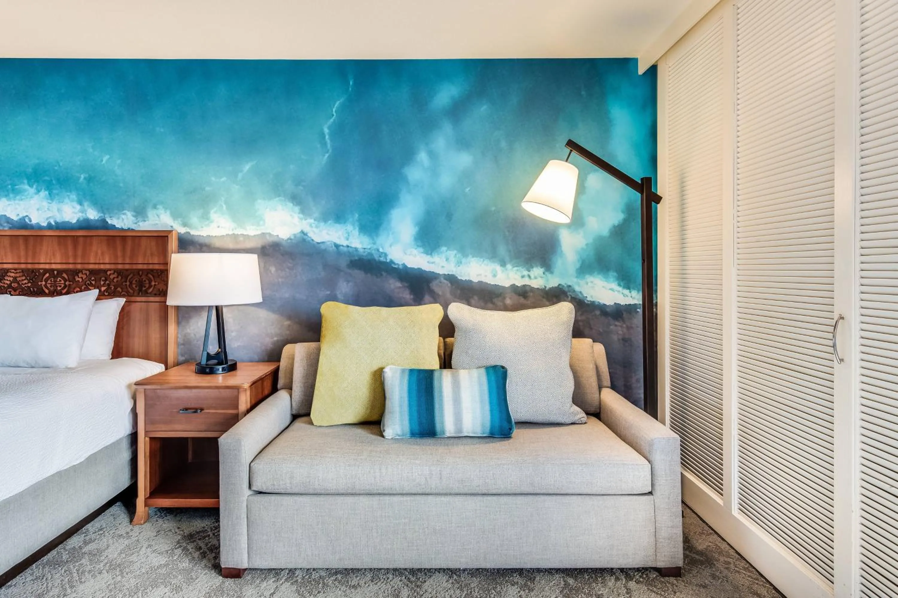 Photo of the whole room, Bed in Courtyard by Marriott King Kamehameha's Kona Beach Hotel