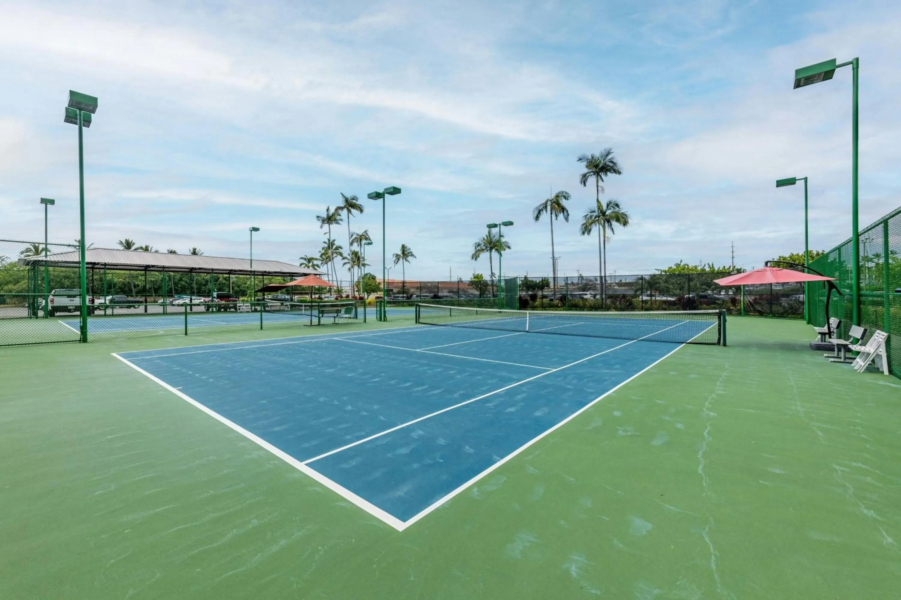 Tennis court in Courtyard by Marriott King Kamehameha's Kona Beach Hotel