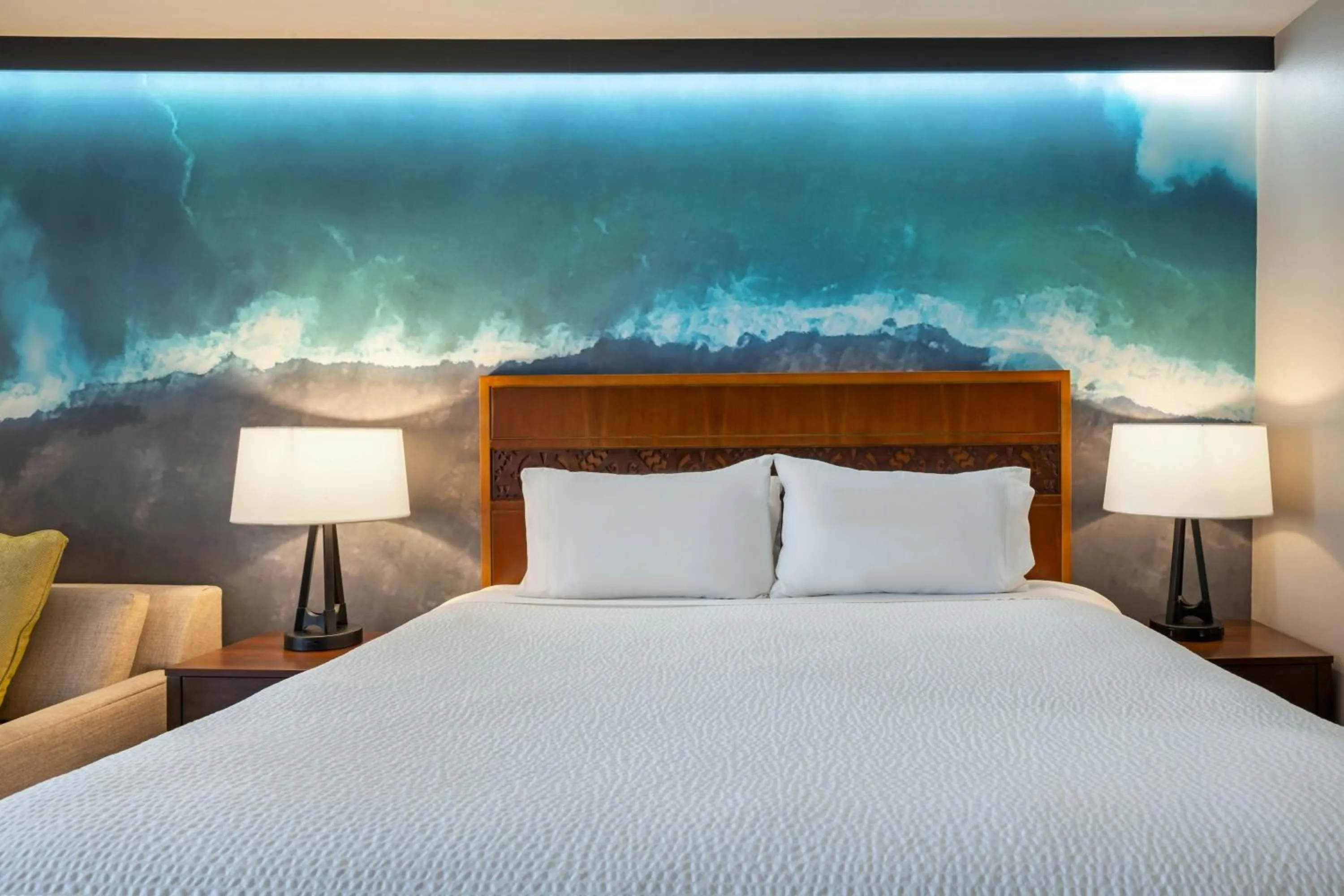 Photo of the whole room, Bed in Courtyard by Marriott King Kamehameha's Kona Beach Hotel