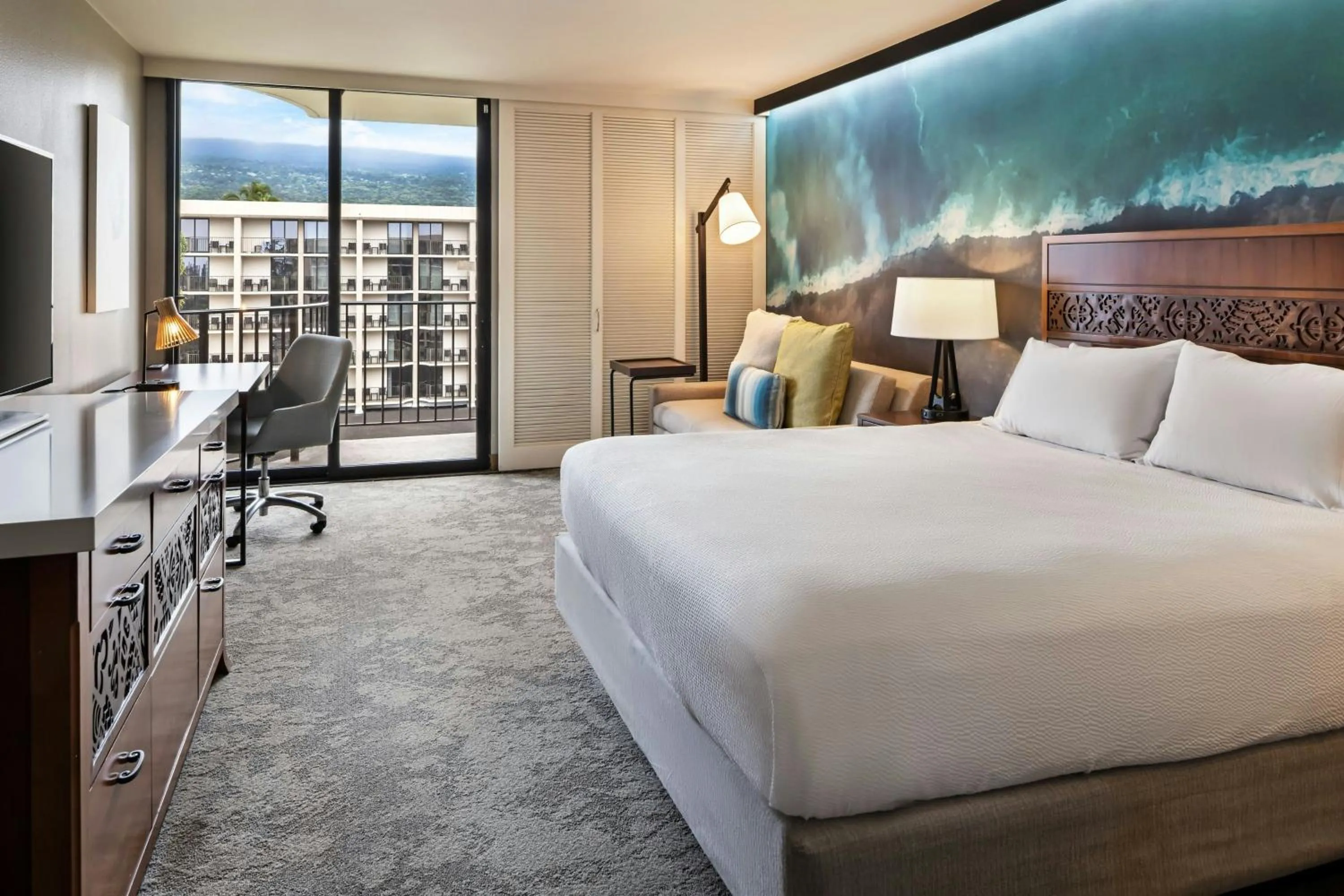 Photo of the whole room, Bed in Courtyard by Marriott King Kamehameha's Kona Beach Hotel