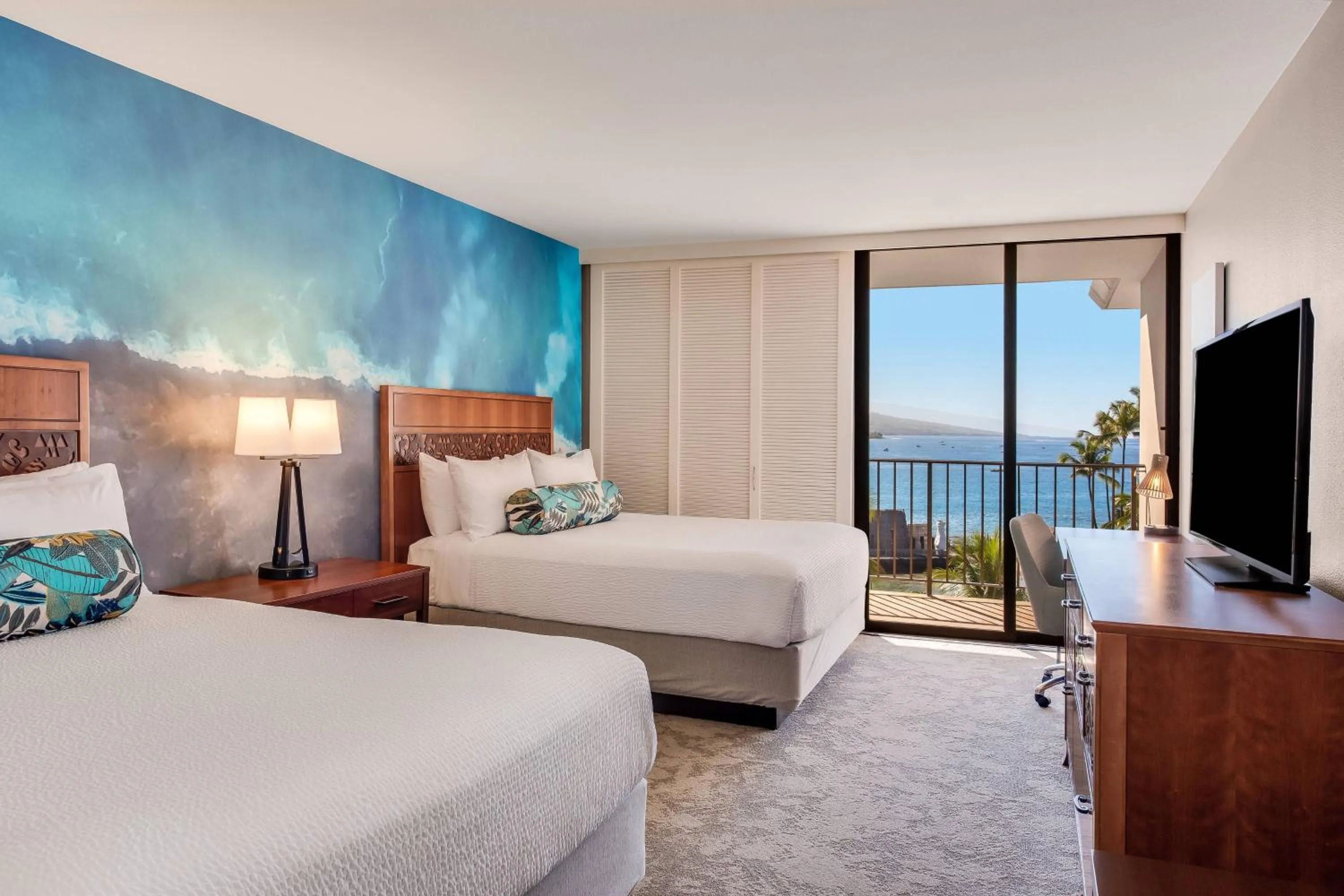 Photo of the whole room, Bed in Courtyard by Marriott King Kamehameha's Kona Beach Hotel