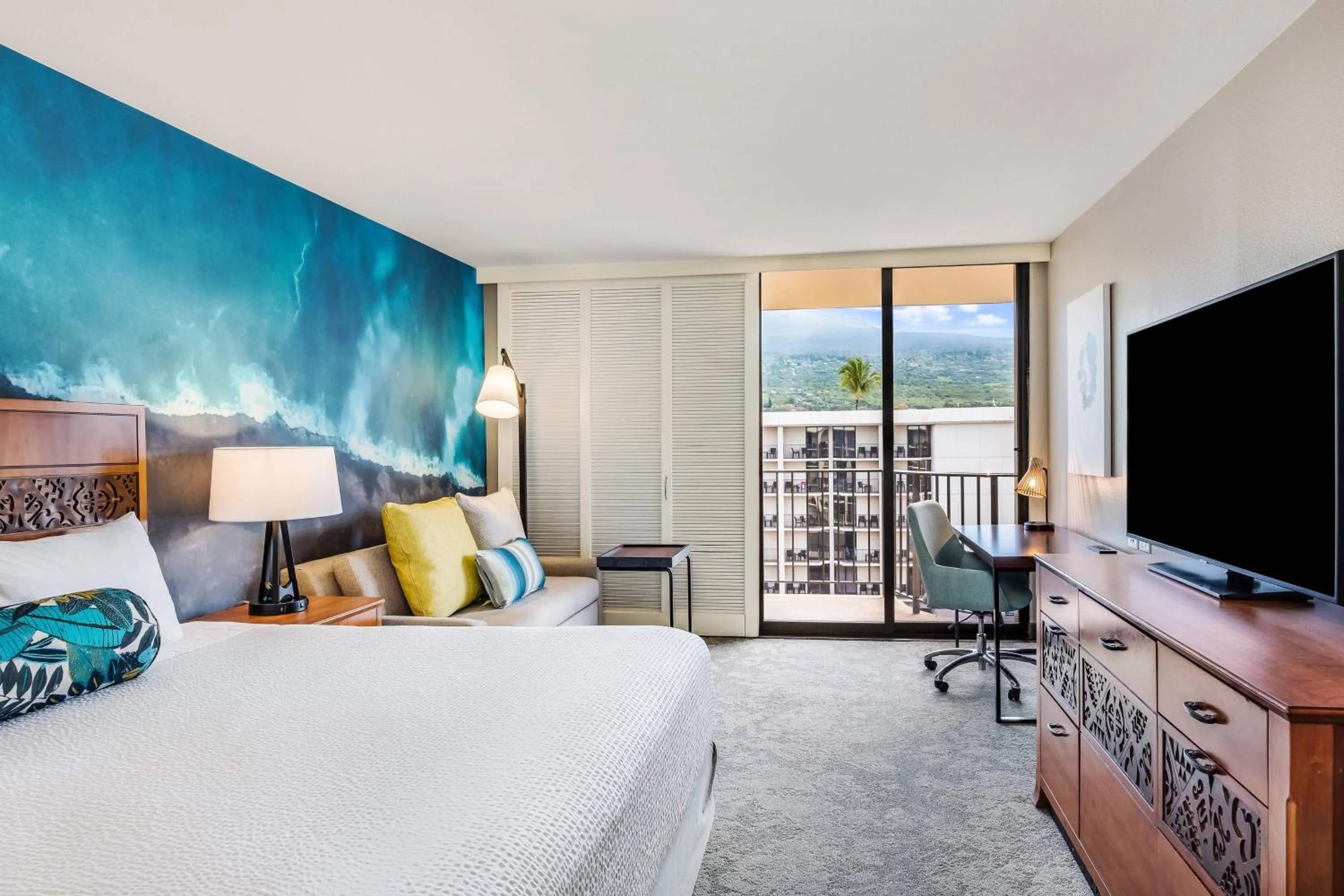 Photo of the whole room, Bed in Courtyard by Marriott King Kamehameha's Kona Beach Hotel