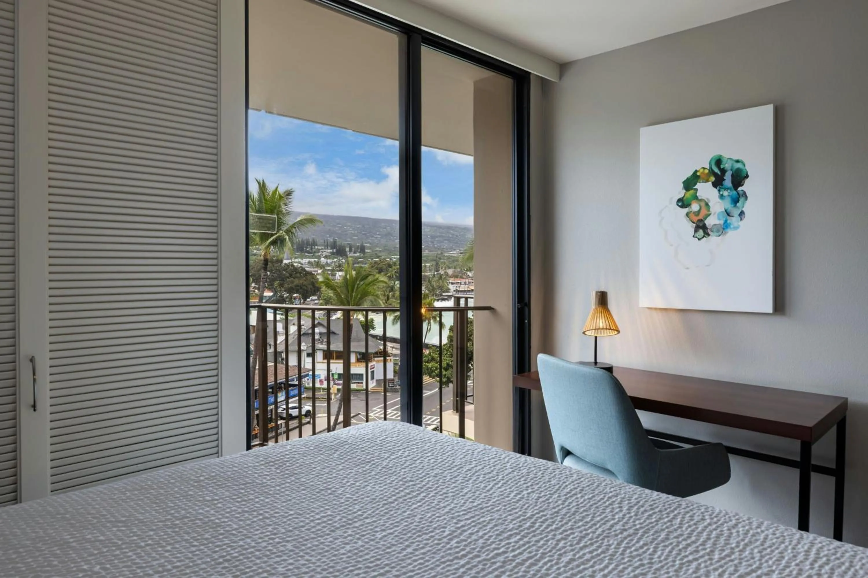 Photo of the whole room, Bed in Courtyard by Marriott King Kamehameha's Kona Beach Hotel