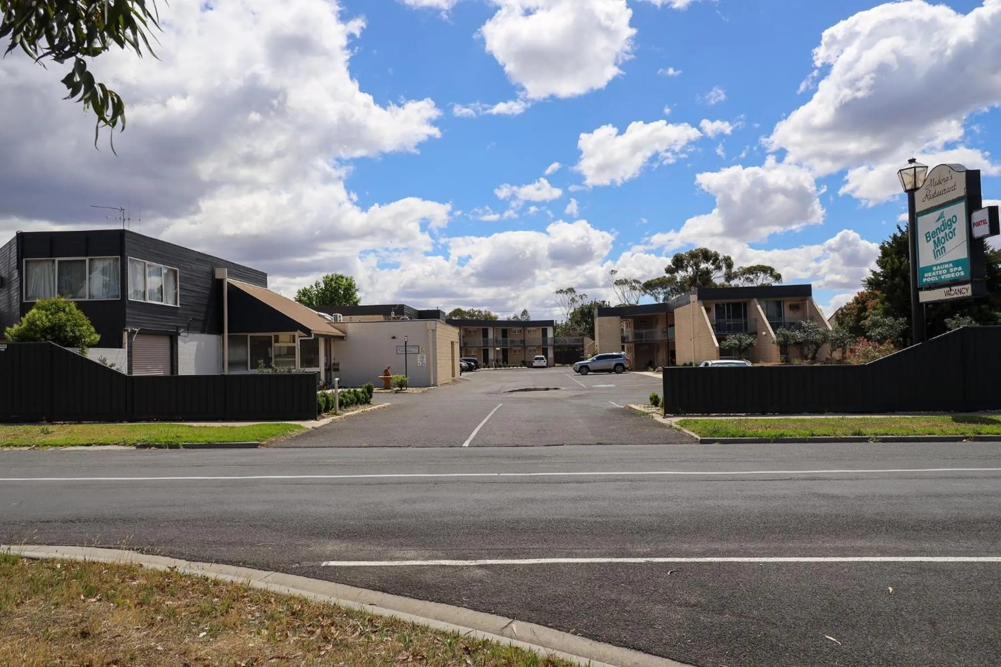 Property building in Bendigo Motor Inn
