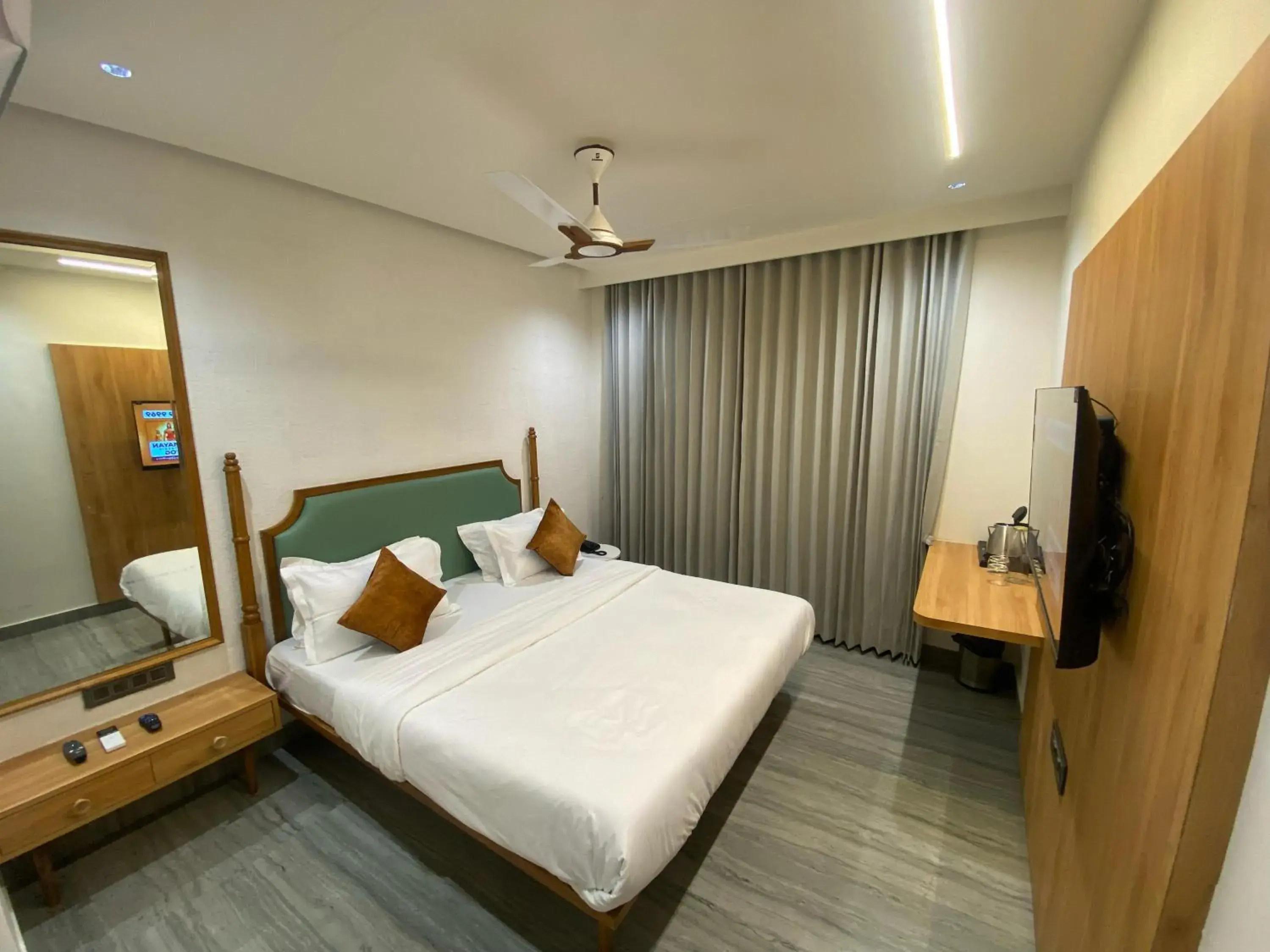 King Room with Mountain View - single occupancy in Hotel Crystal inn Nakki Lake 25 Meter King Room with Mountain View - single occupancy in Hotel Crystal inn Nakki Lake 25 Meter