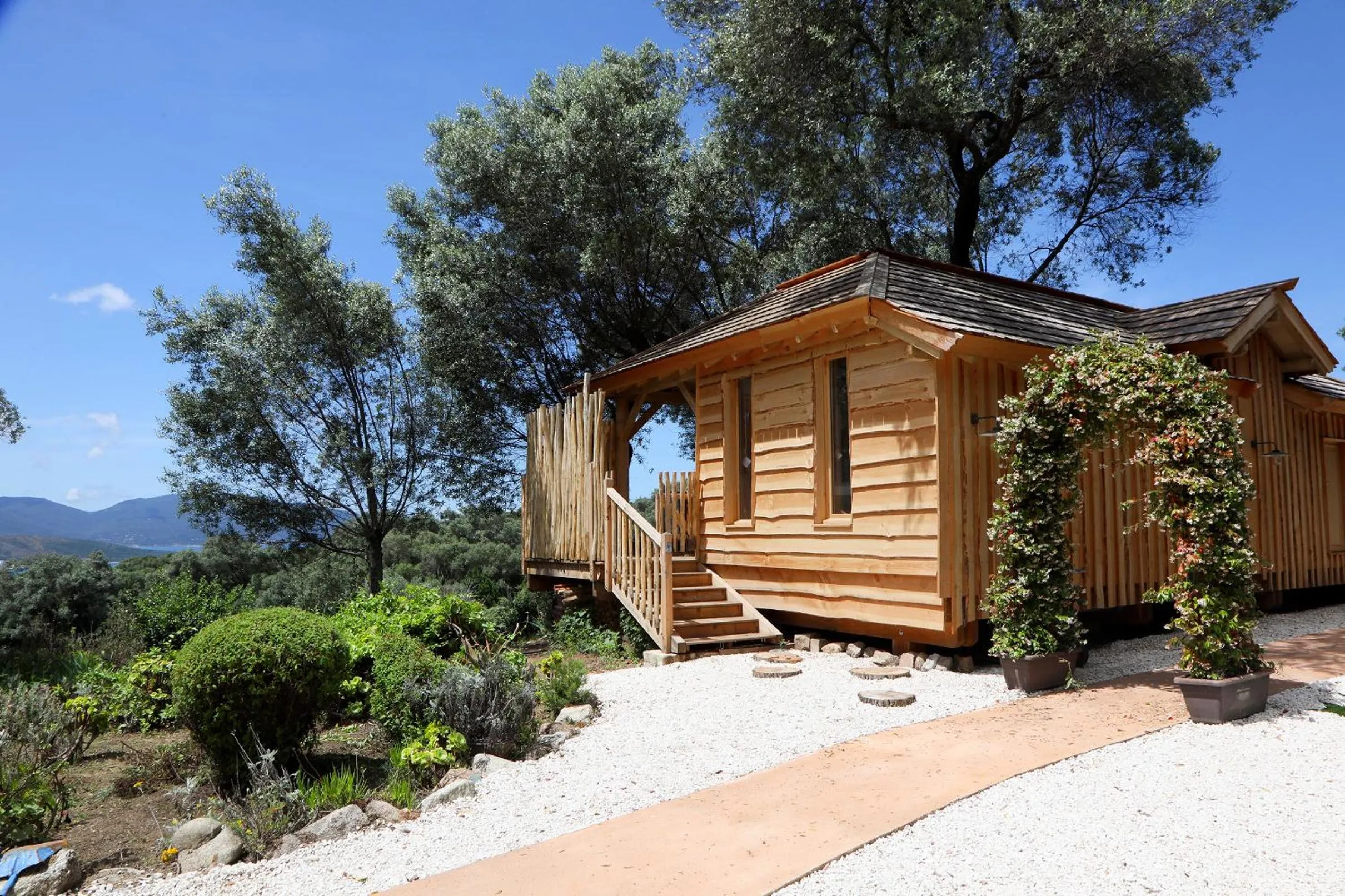 Cabane dans les Arbres avec Jacuzzi in L'Hostellerie du Moulin des Oliviers