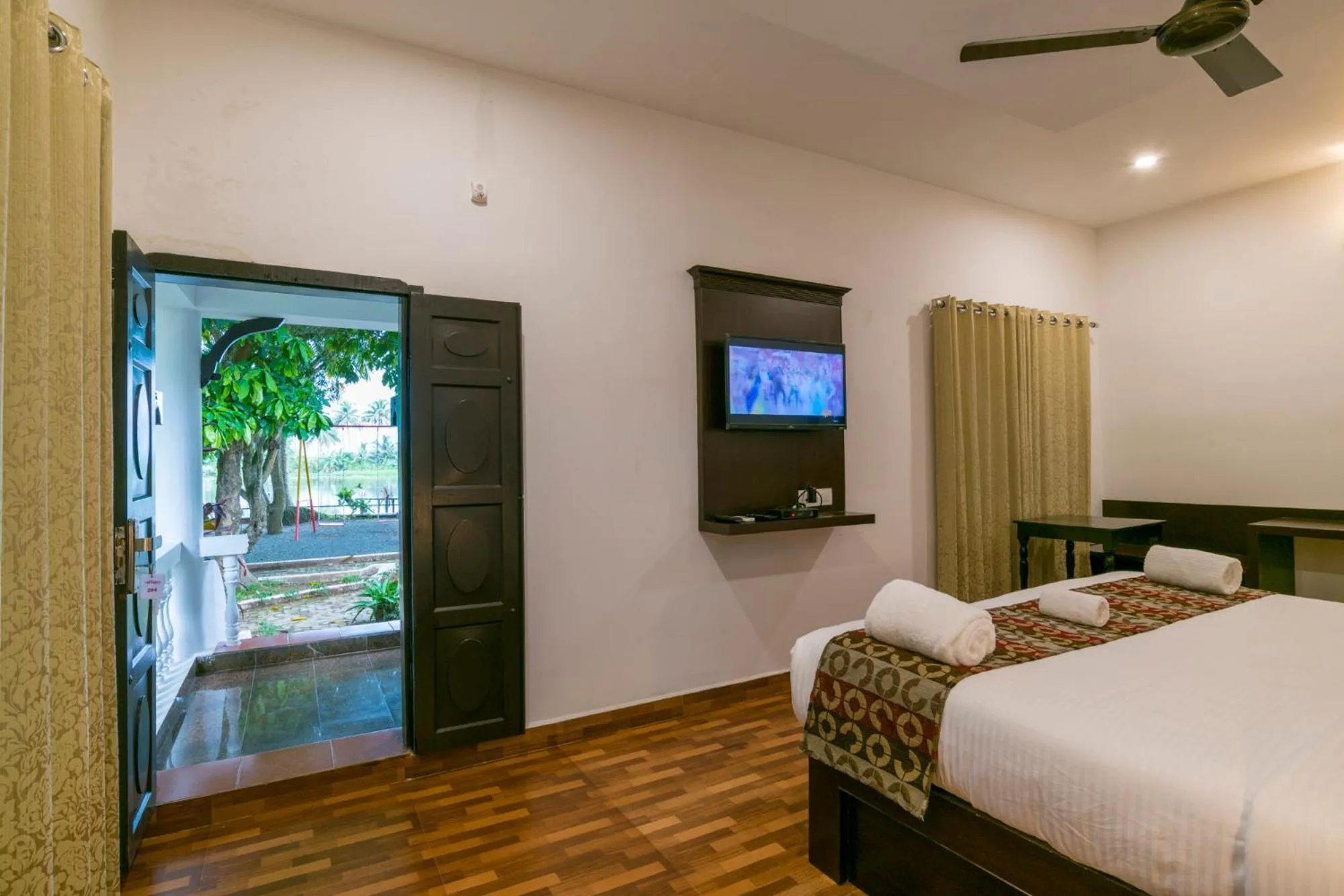 Bedroom, Bed in Warmth Lake Haven