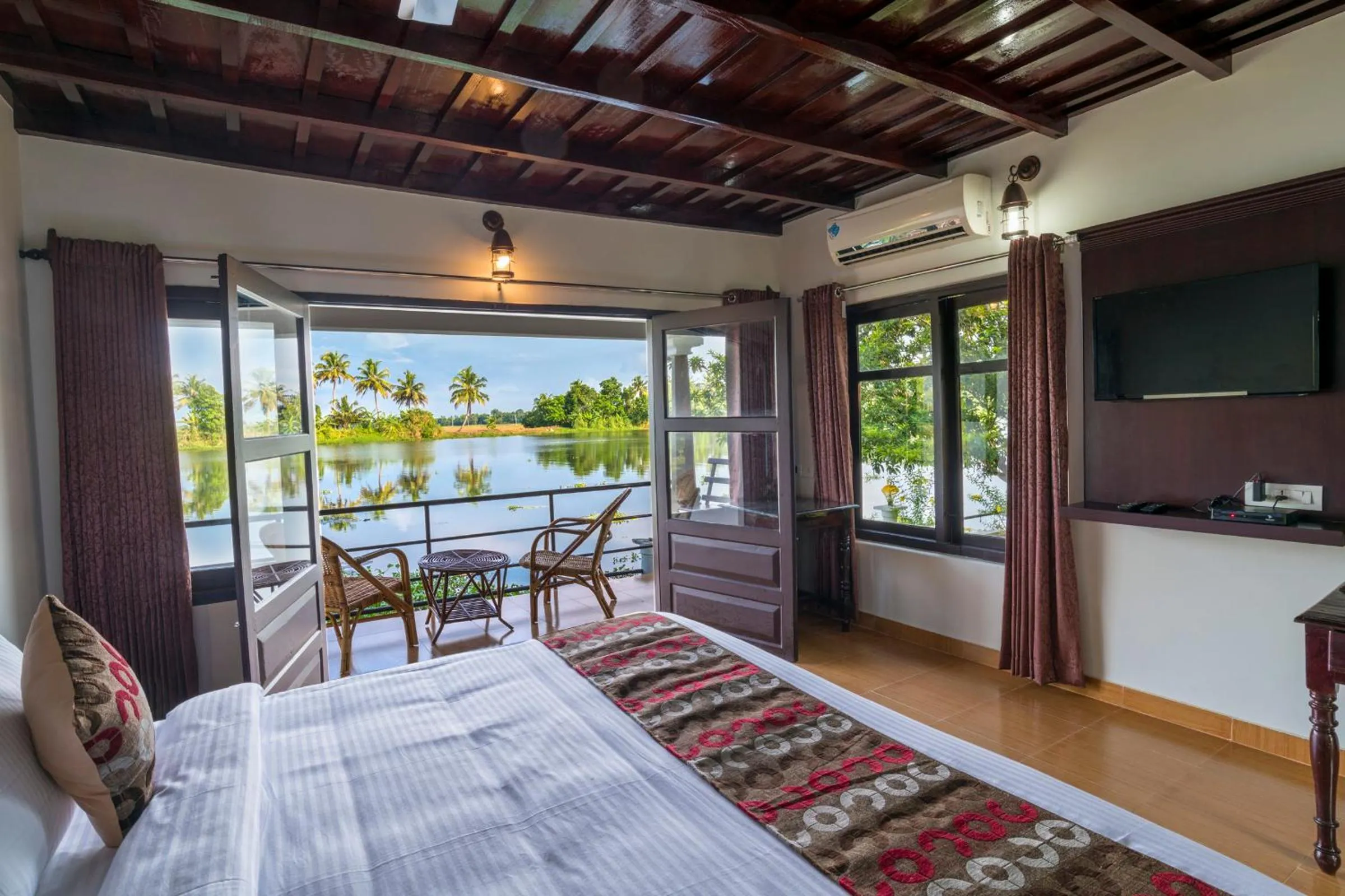 Photo of the whole room in Warmth Lake Haven