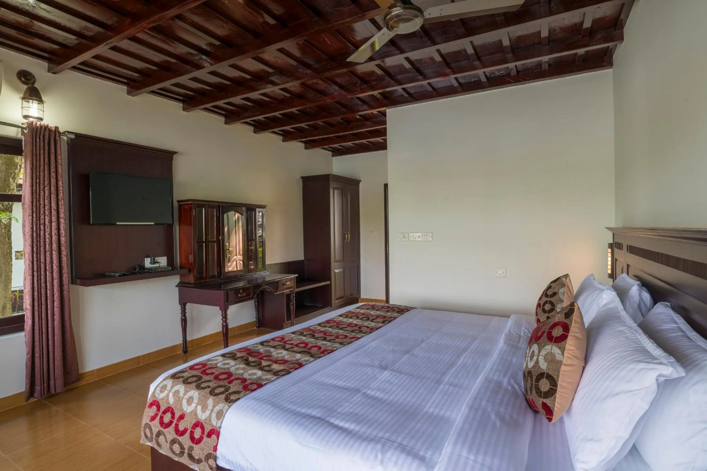 Photo of the whole room, Bed in Warmth Lake Haven