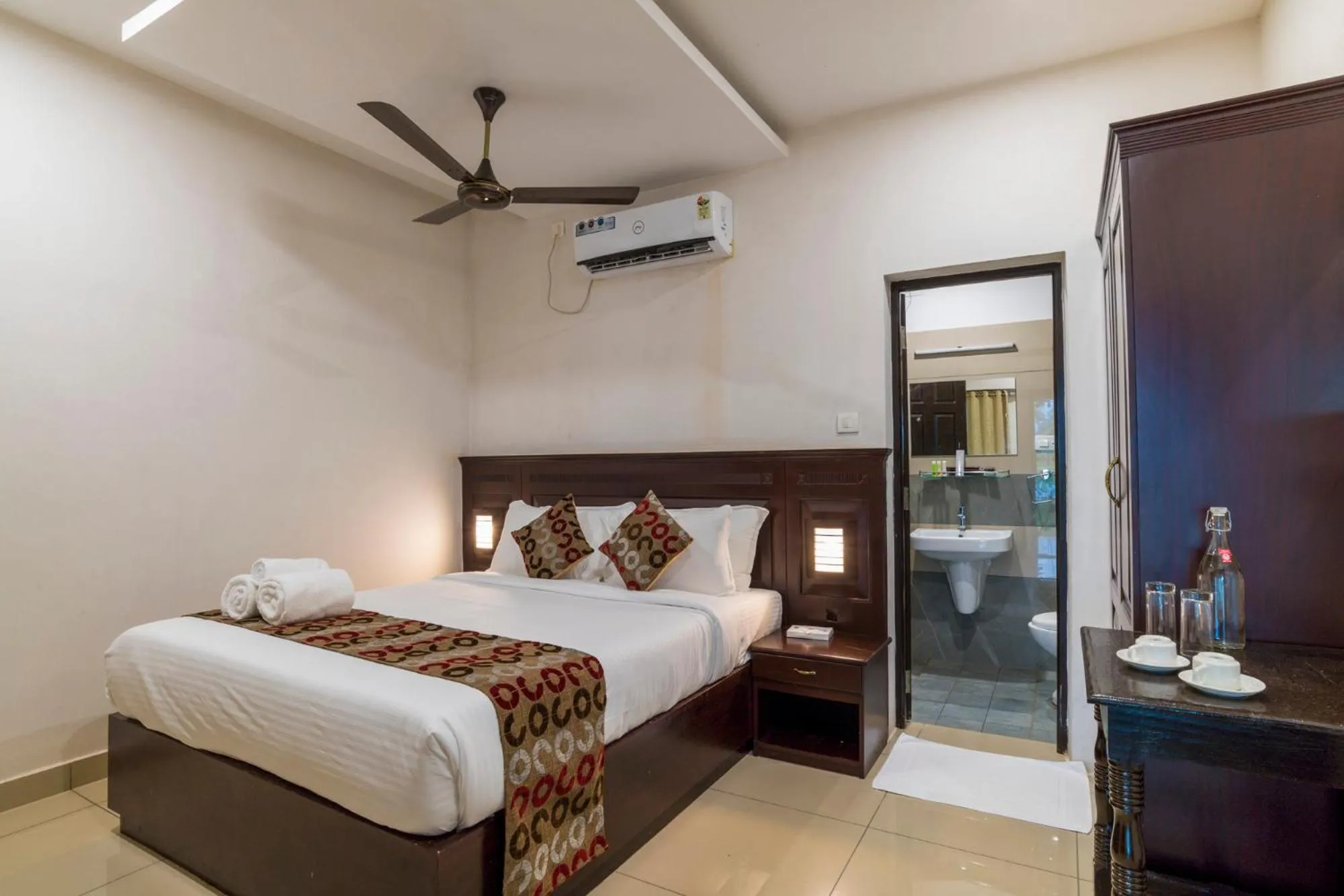 Bedroom, Bed in Warmth Lake Haven