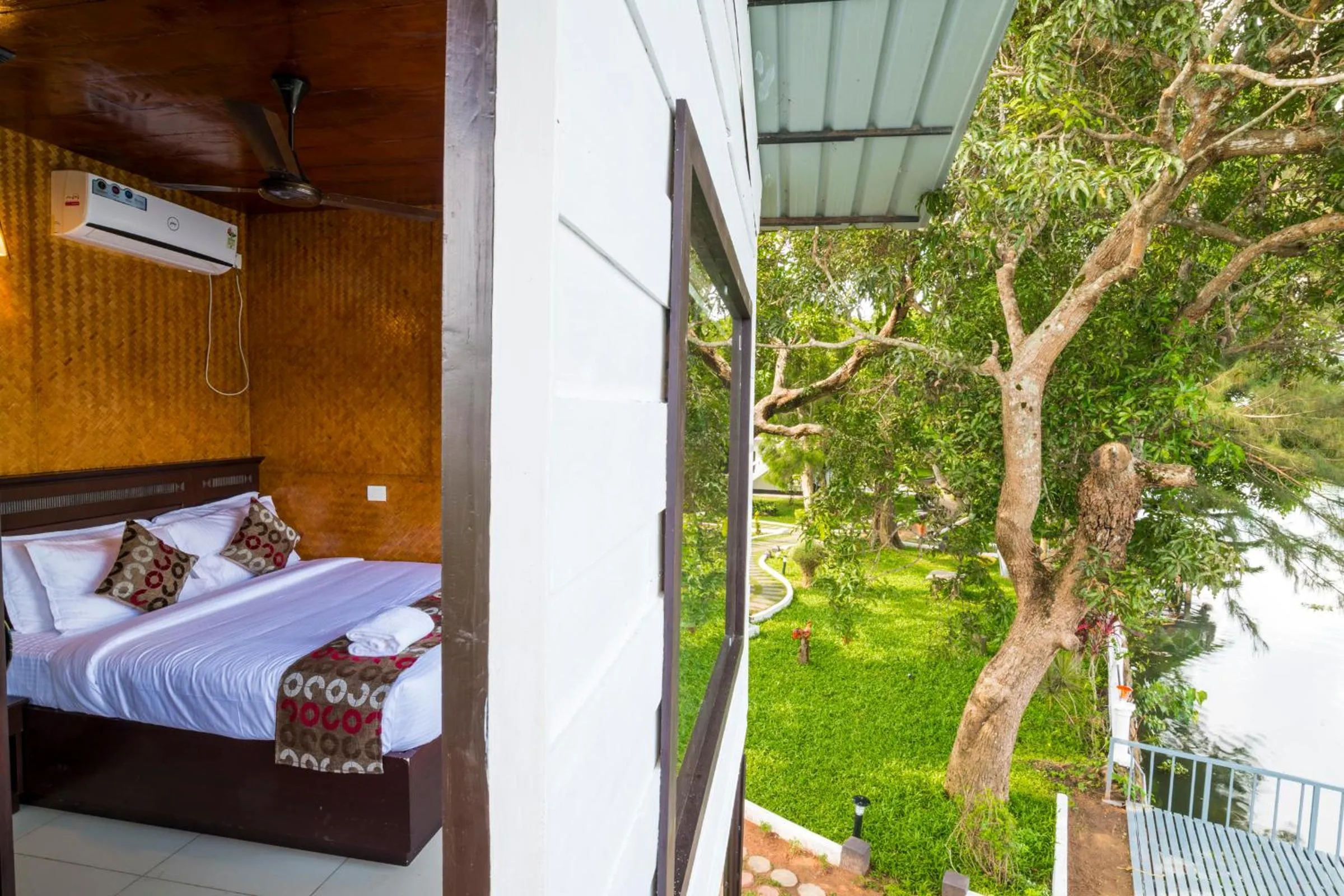 Photo of the whole room, Bed in Warmth Lake Haven