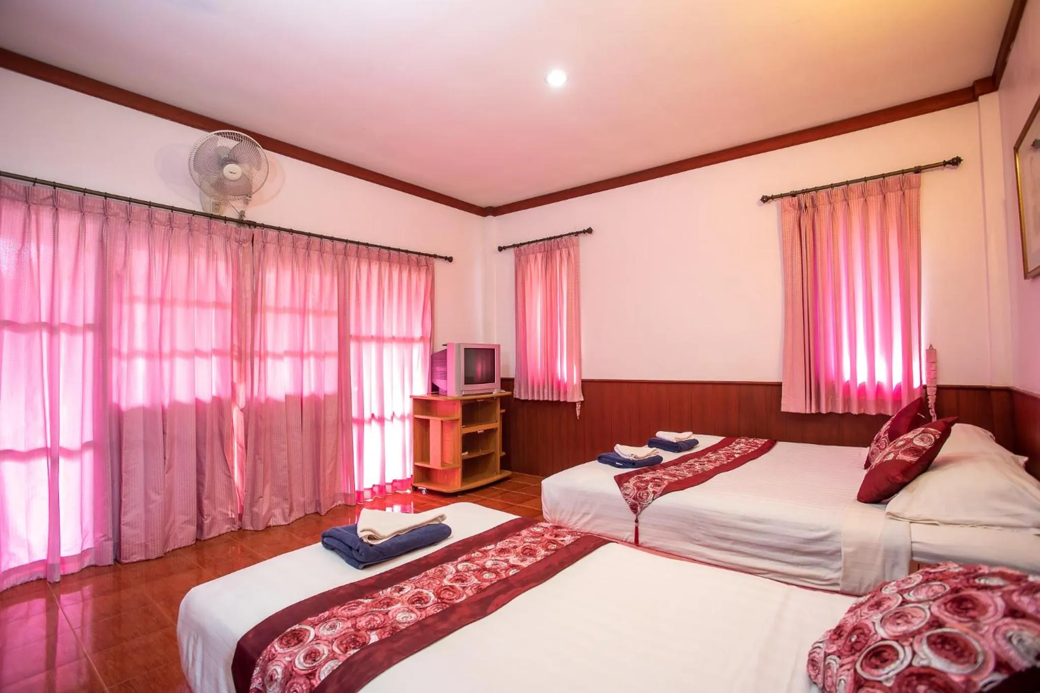 Photo of the whole room, Bed in Rung Arun Resort