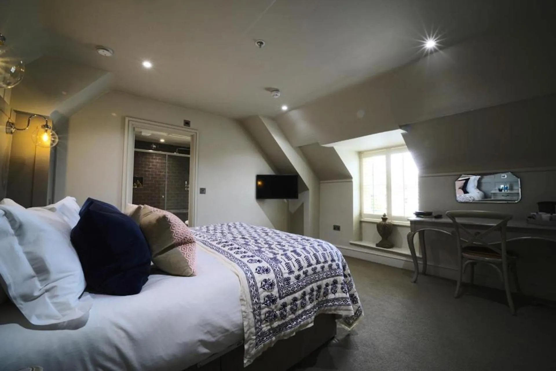 Bedroom, Bed in The Bull Hotel