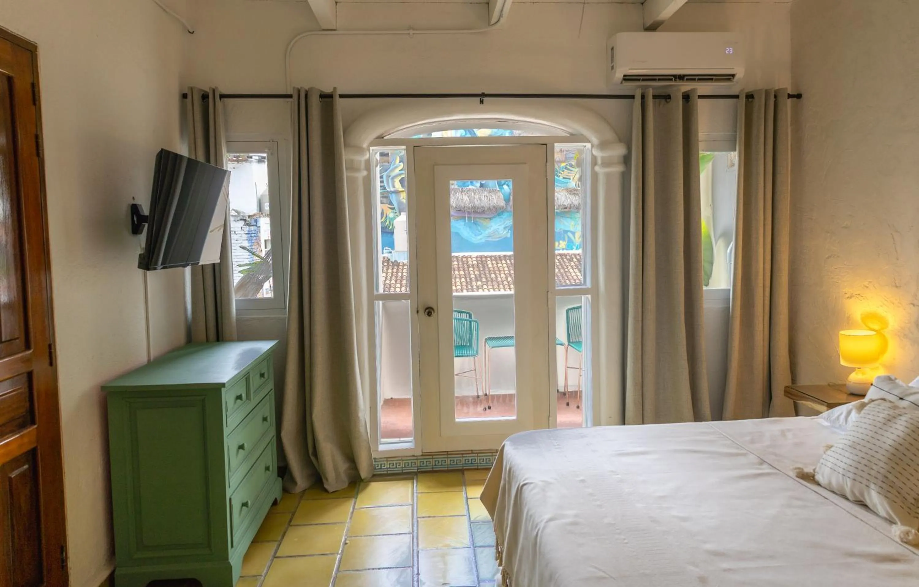 Communal lounge/ TV room, Bed in Sayulita Central Hotel