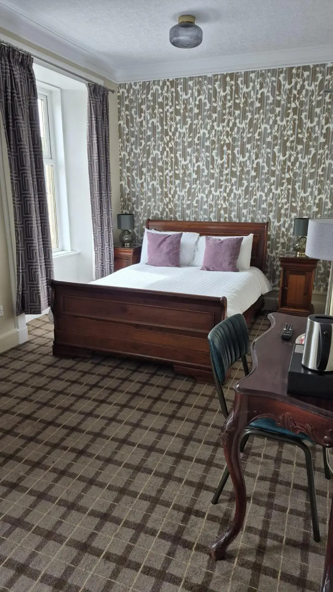 Quadruple Room with Shower in Commercial Hotel Quadruple Room with Shower in Commercial Hotel