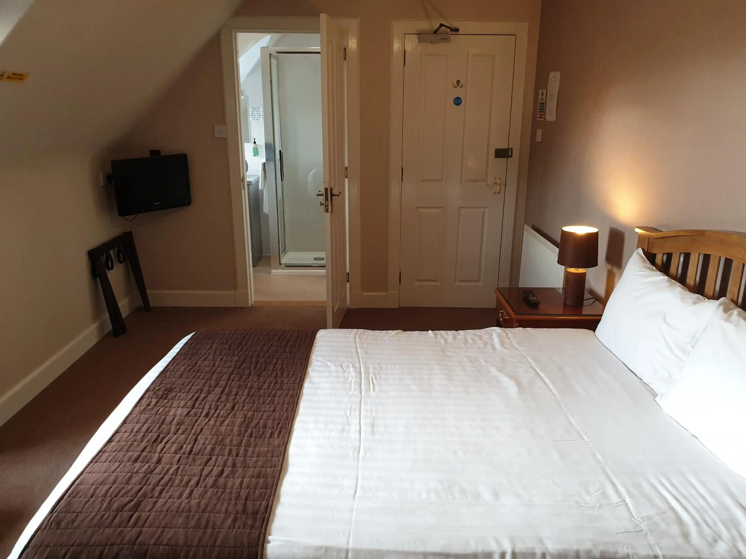 Bedroom, Bed in Commercial Hotel