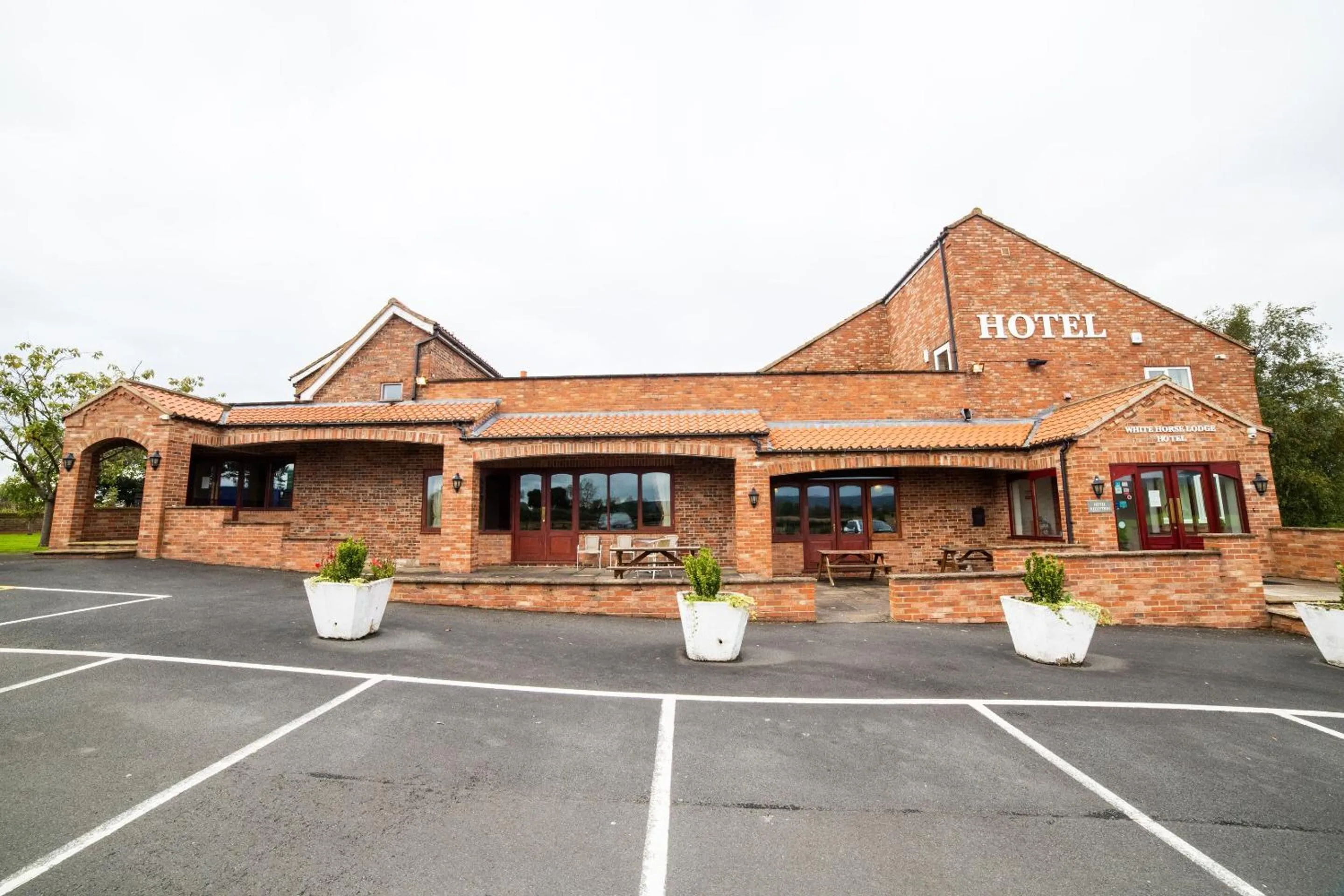 Facade/entrance in OYO White Horse Lodge Hotel, East Thirsk