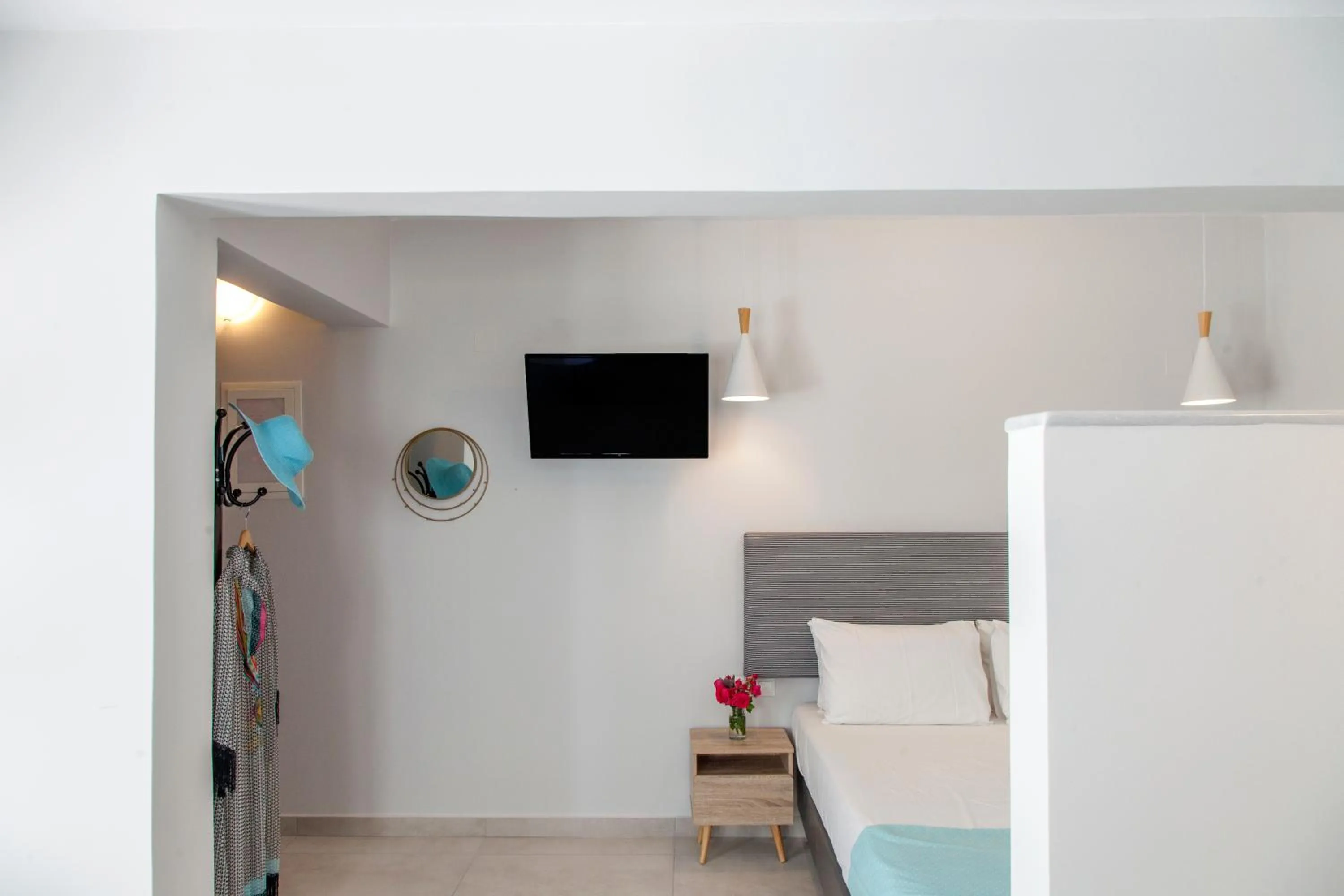 Communal lounge/ TV room, Bed in Agni Suites