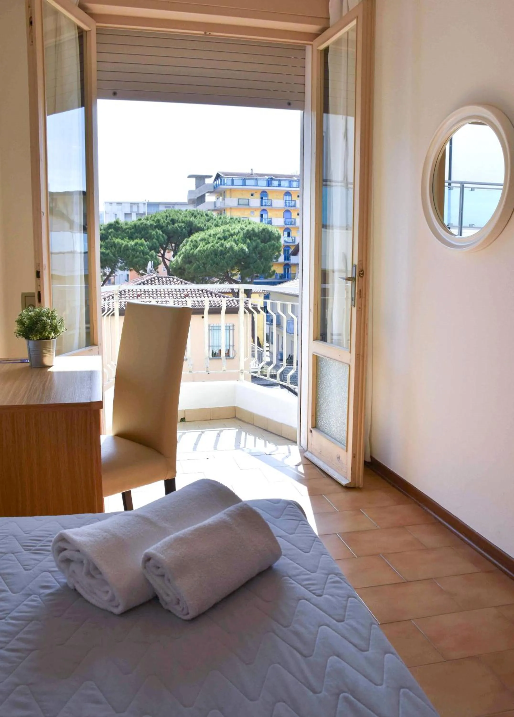 Balcony/Terrace, Bed in Hotel Umberto