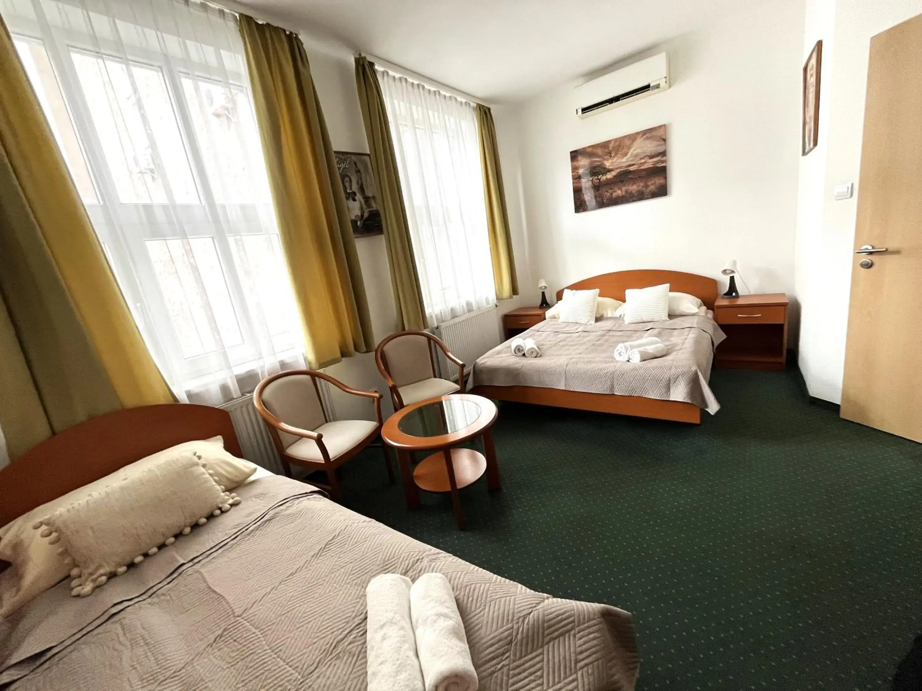 Triple Room in Broadway Guesthouse Triple Room in Broadway Guesthouse