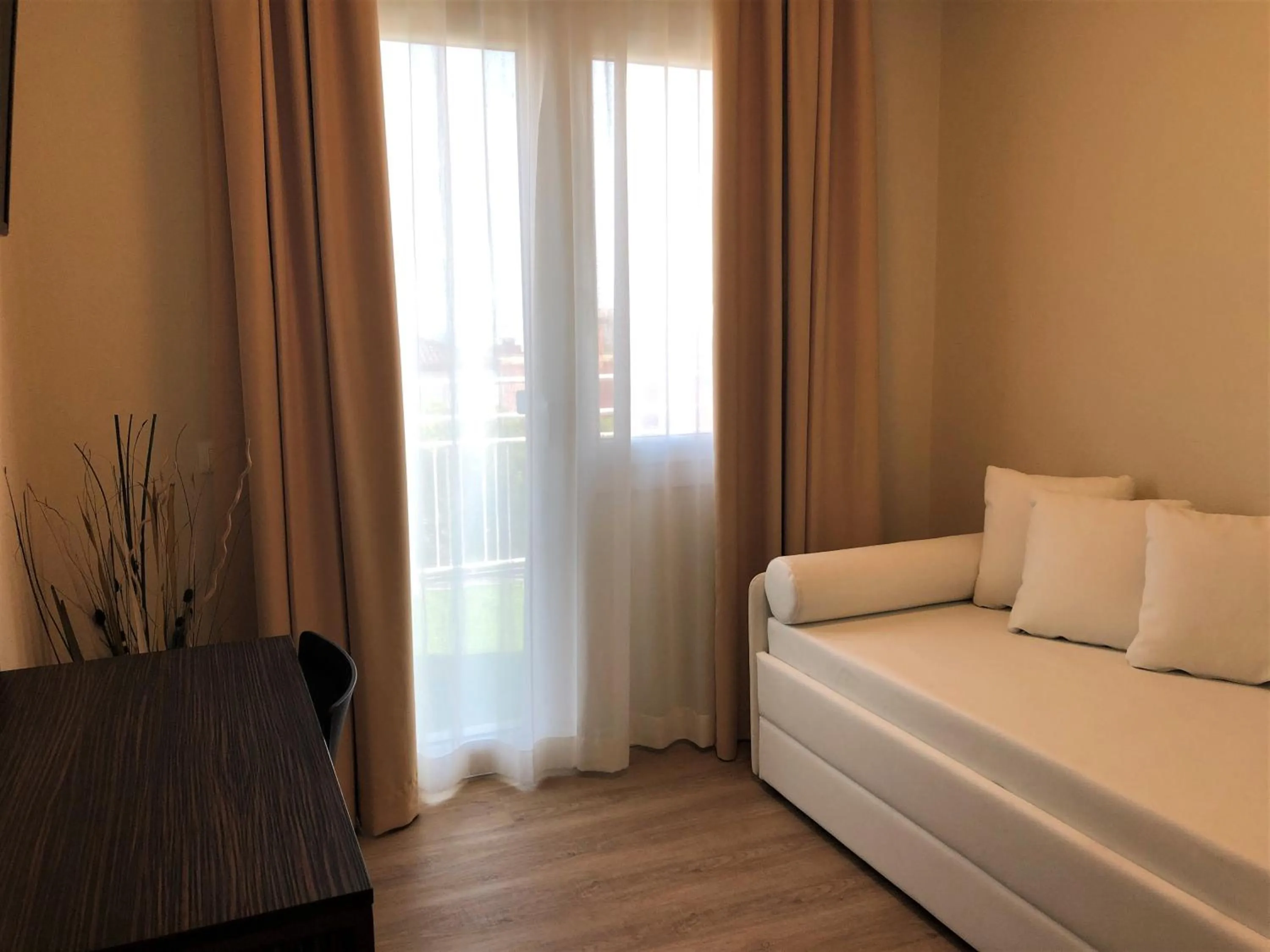 Photo of the whole room, Bed in Hotel Suez