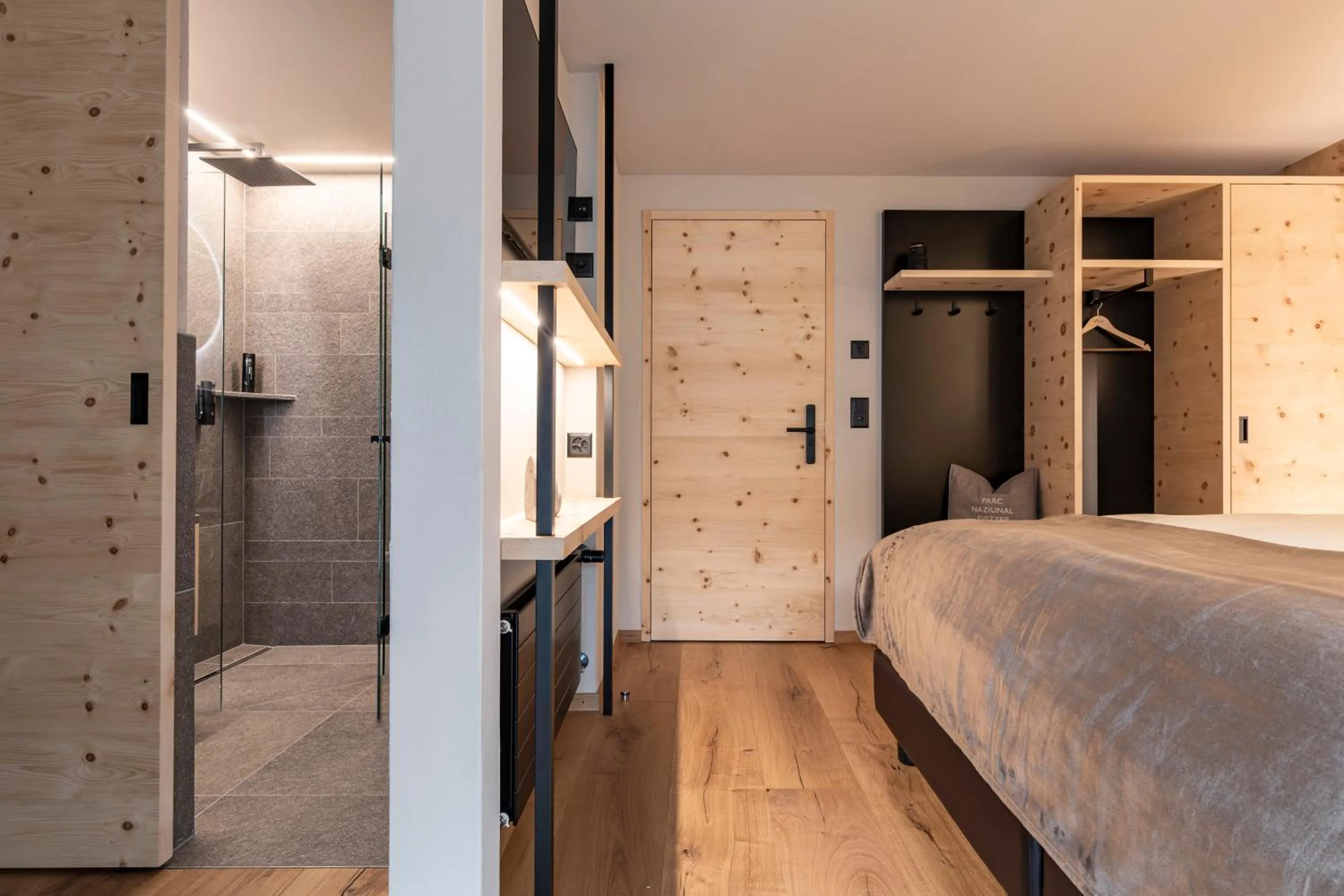 Photo of the whole room, Bed in Hotel Baer & Post Zernez