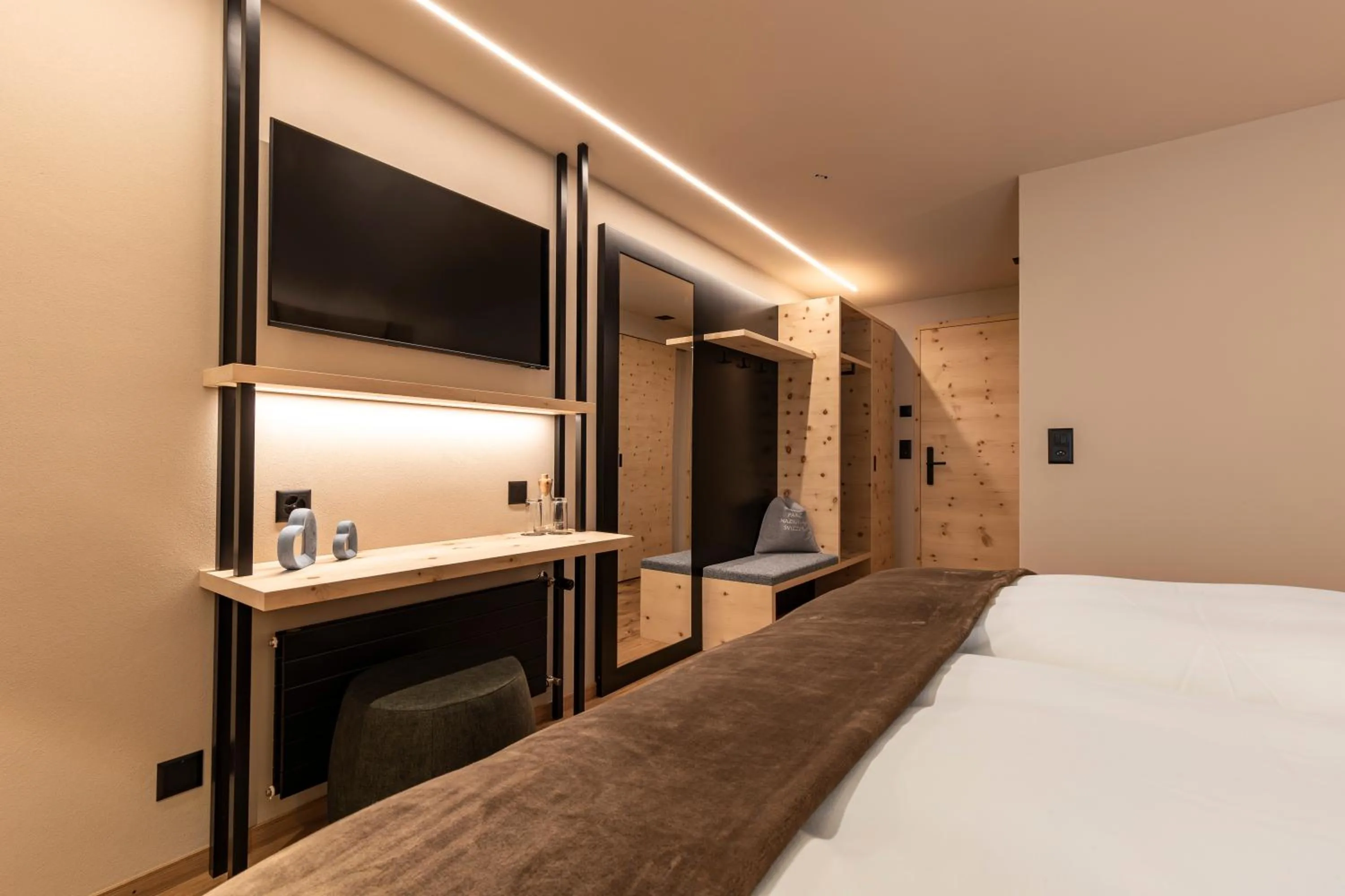 Photo of the whole room, Bed in Hotel Baer & Post Zernez