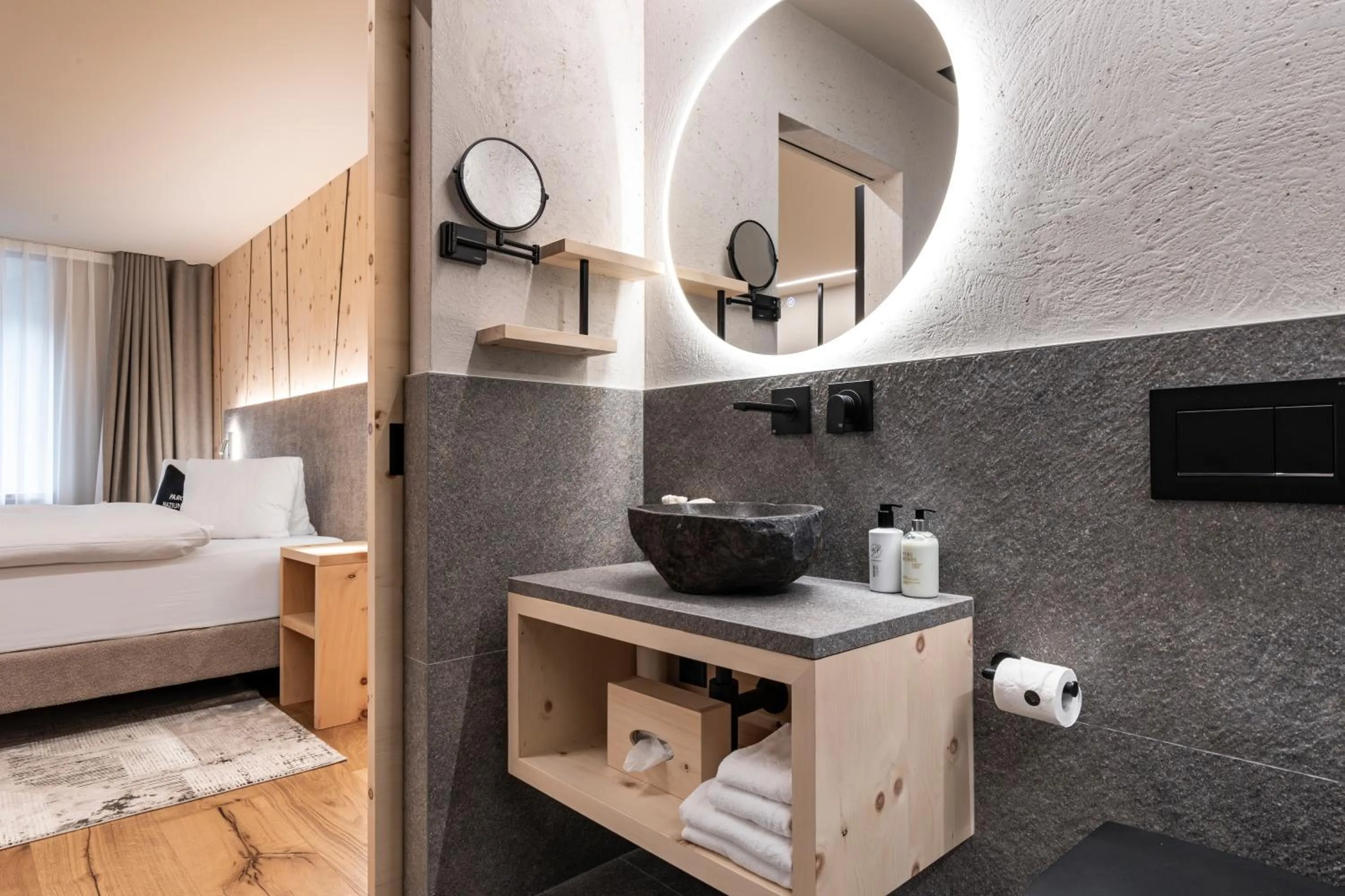 Bathroom, Bed in Hotel Baer & Post Zernez