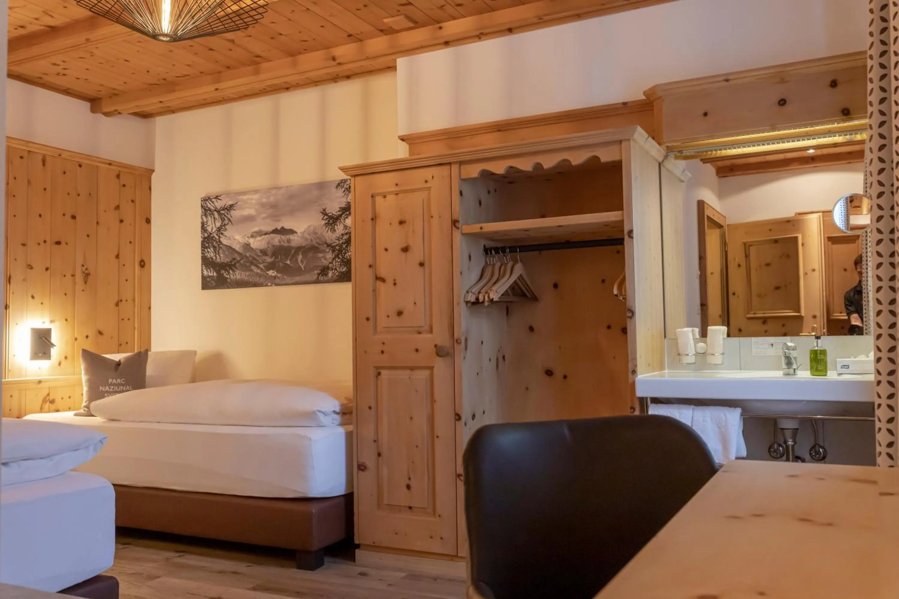 Photo of the whole room, Bed in Hotel Baer & Post Zernez