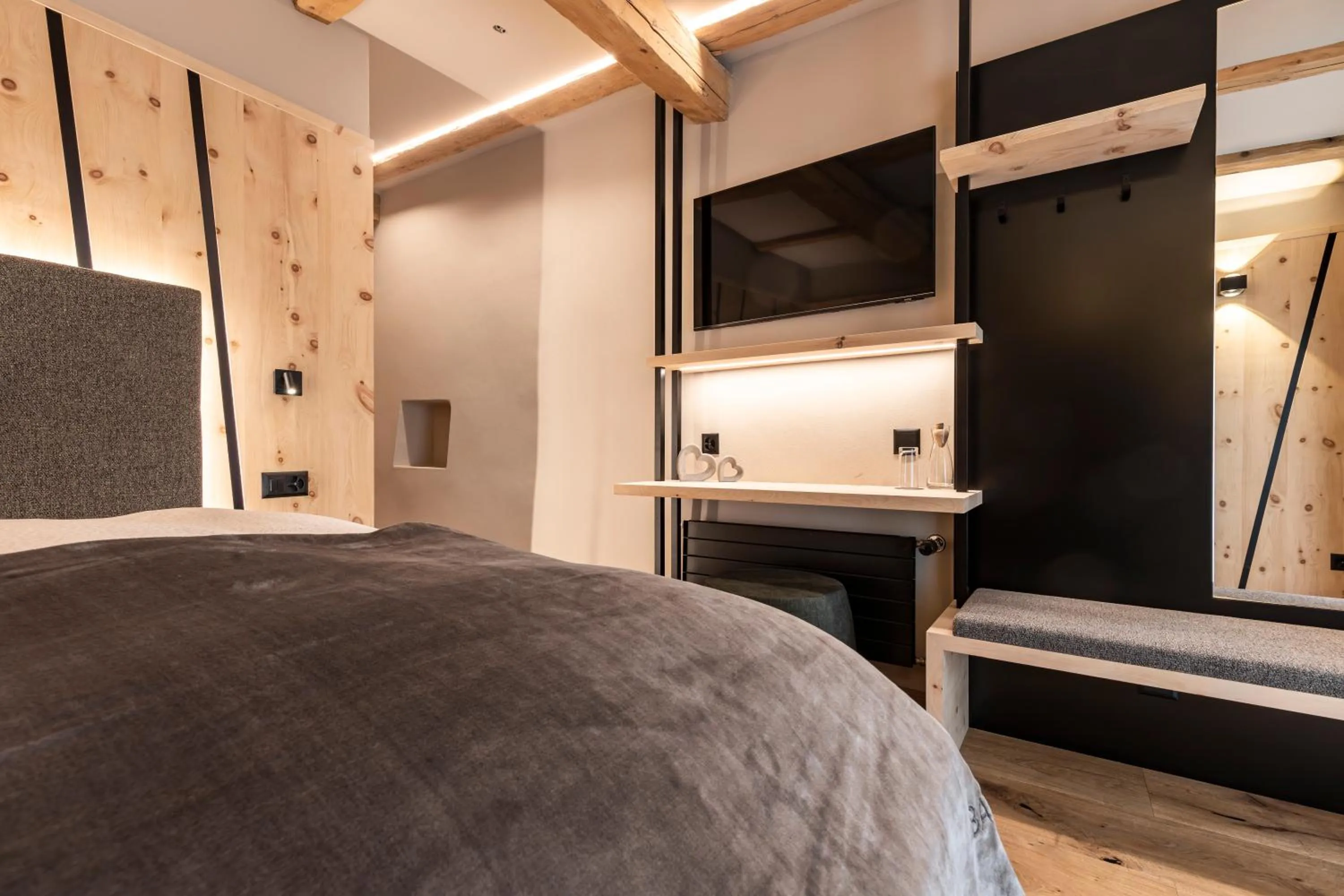 Photo of the whole room, Bed in Hotel Baer & Post Zernez