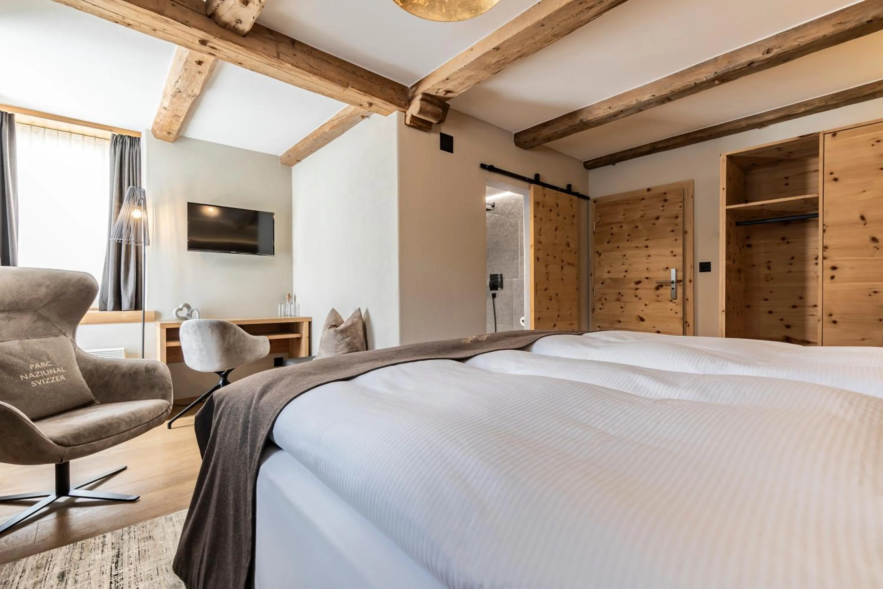 Photo of the whole room, Bed in Hotel Baer & Post Zernez