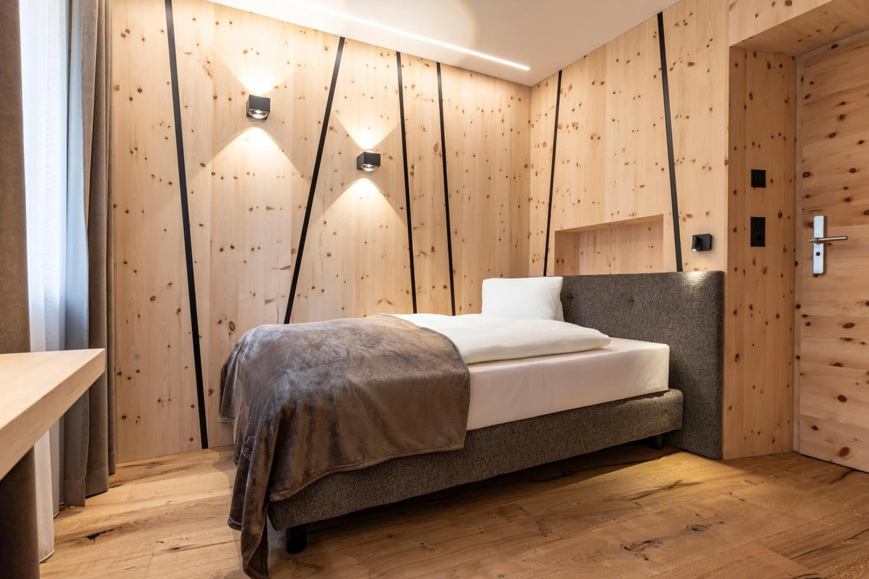 Photo of the whole room, Bed in Hotel Baer & Post Zernez