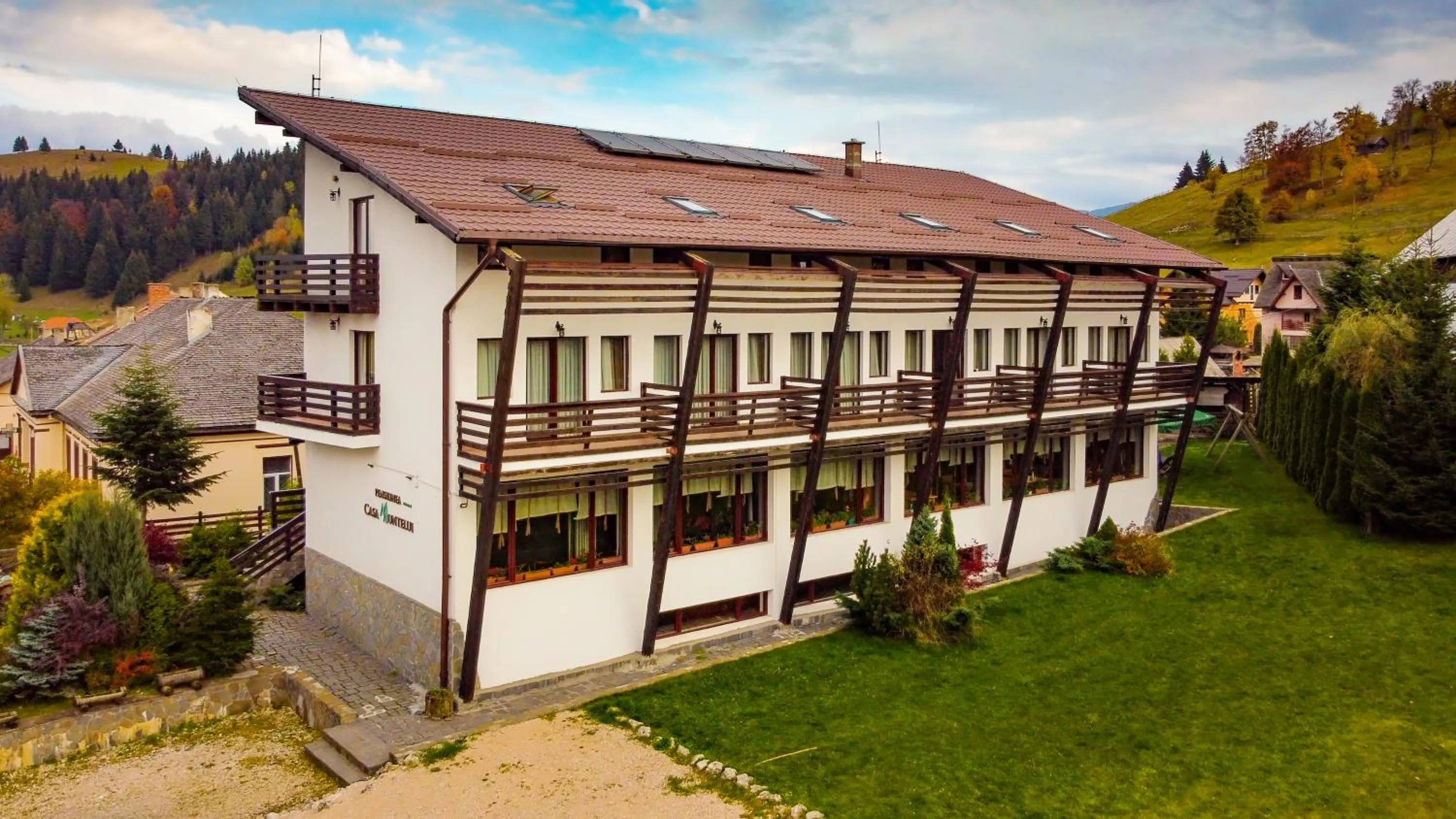 Facade/entrance in Casa Muntelui