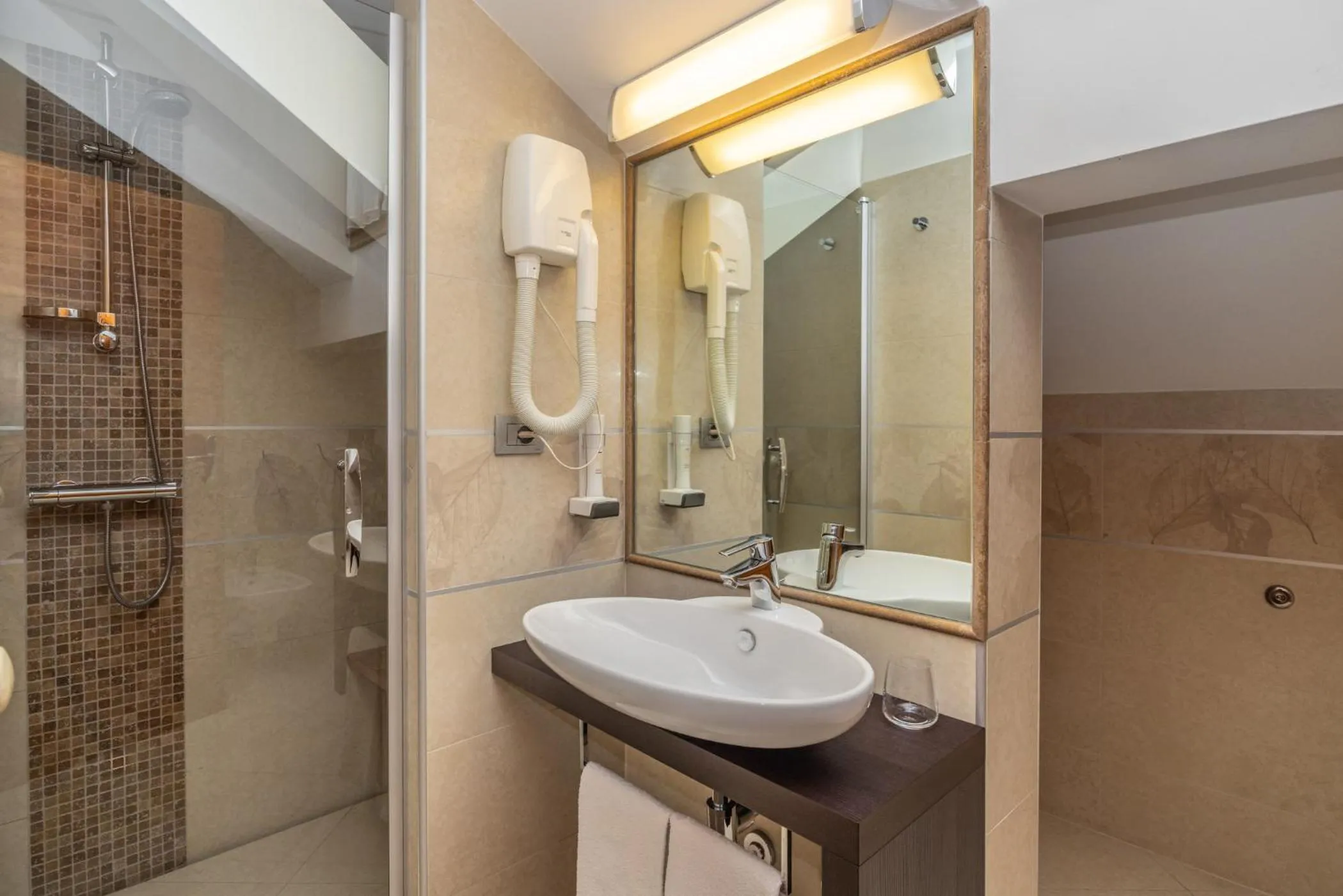 Shower in Albergo Tuenno