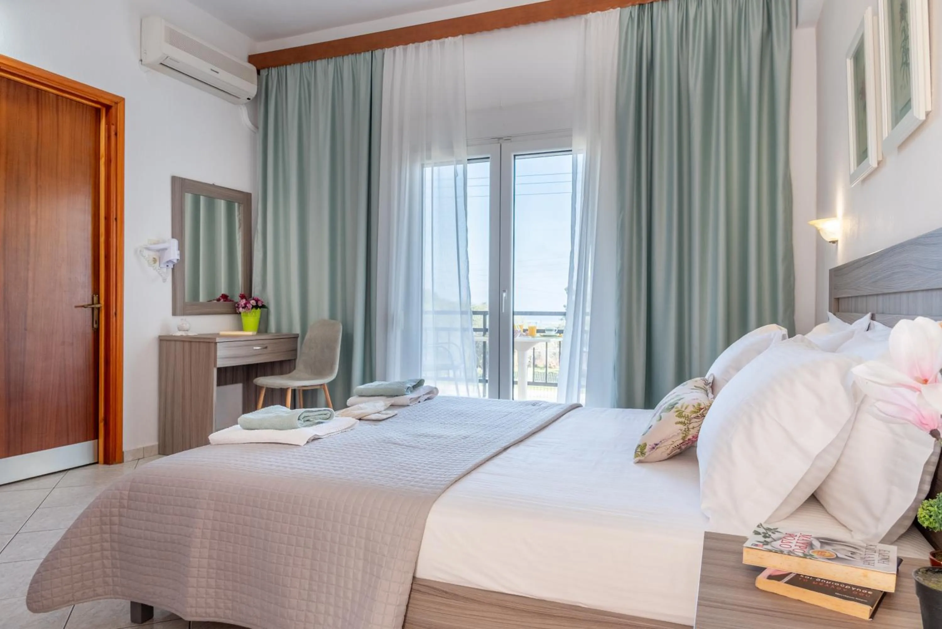 Photo of the whole room in House Elena