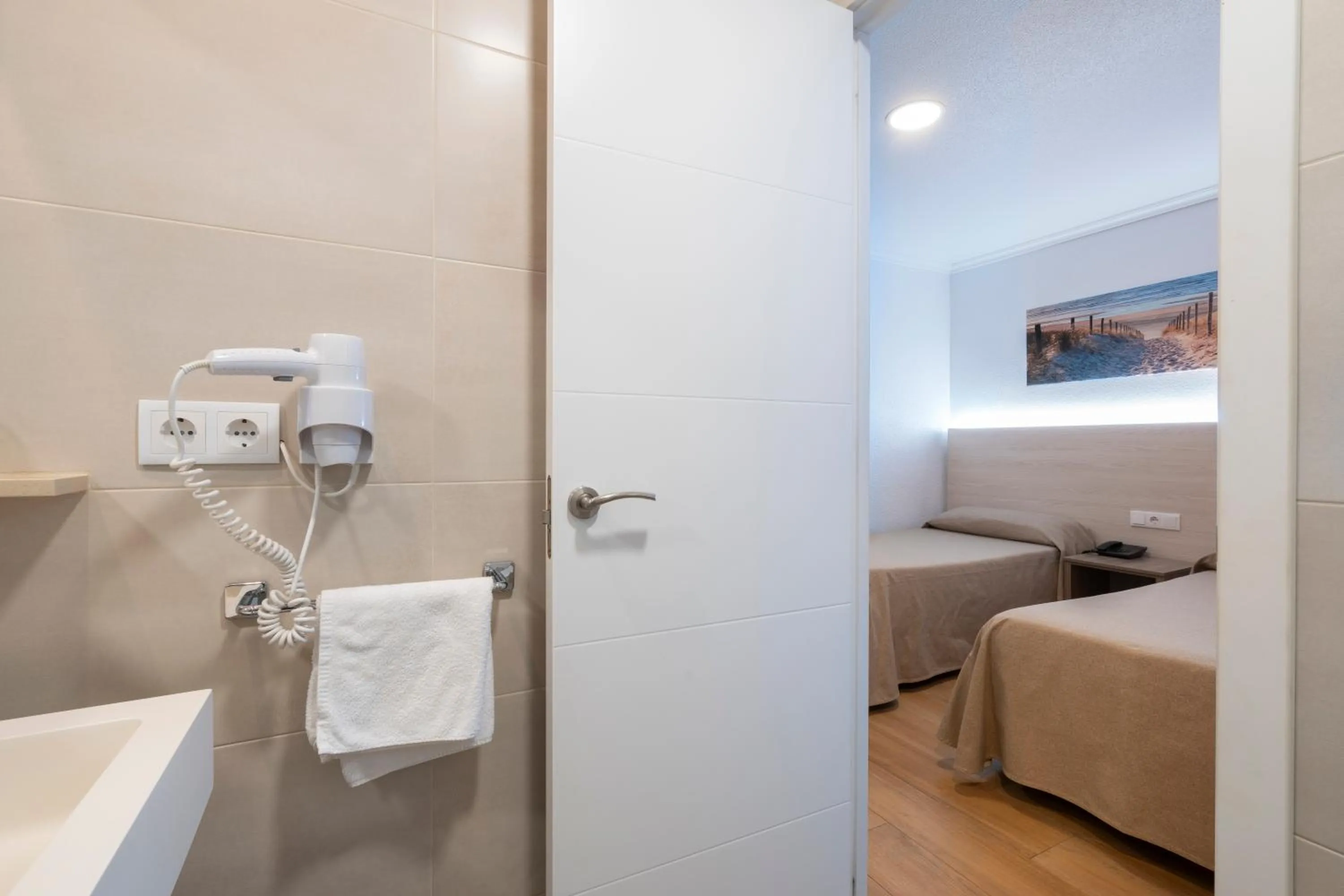 Toilet, Bed in Hostal Pensimar