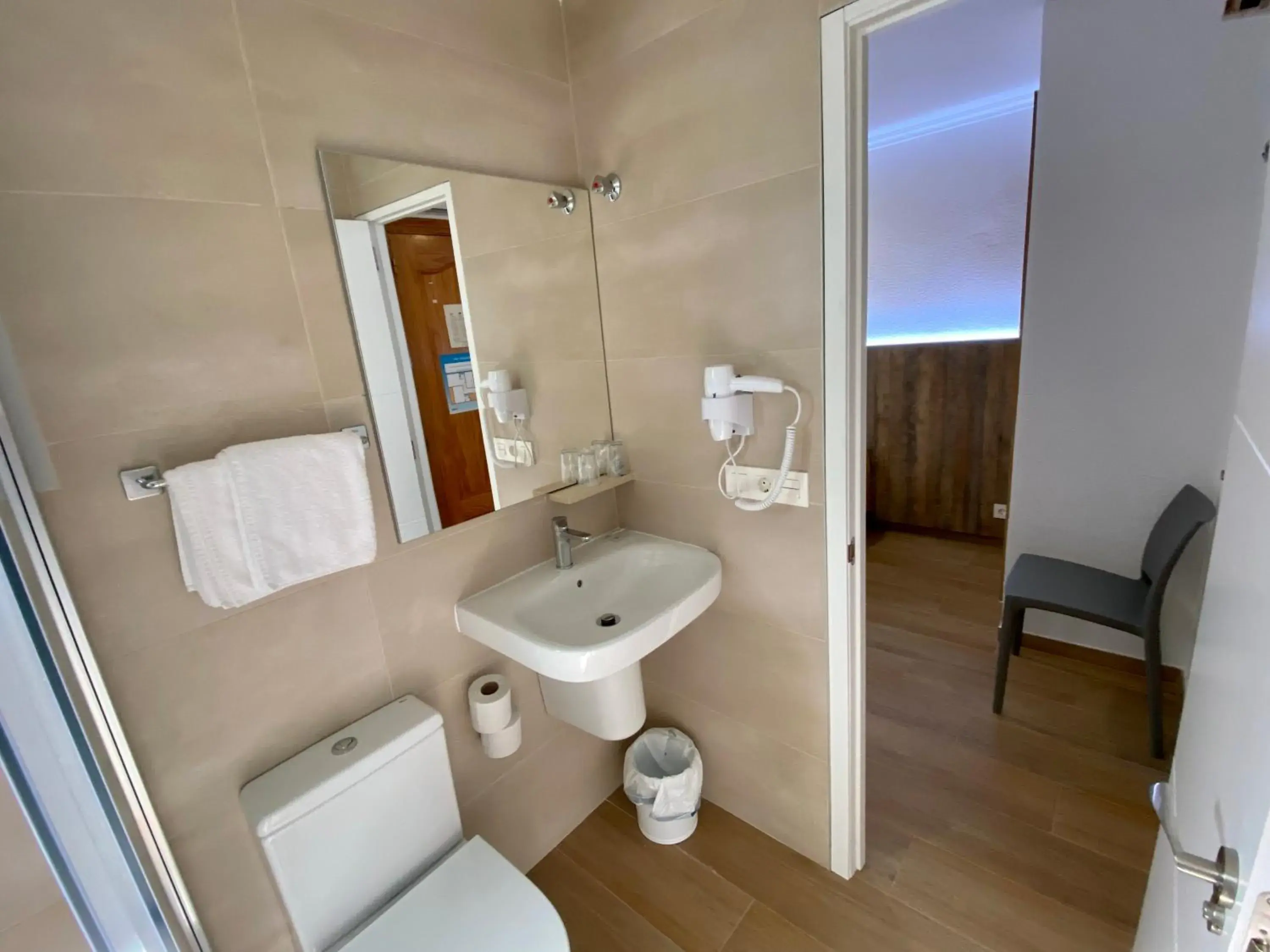 Twin Room in Hostal Pensimar Twin Room in Hostal Pensimar