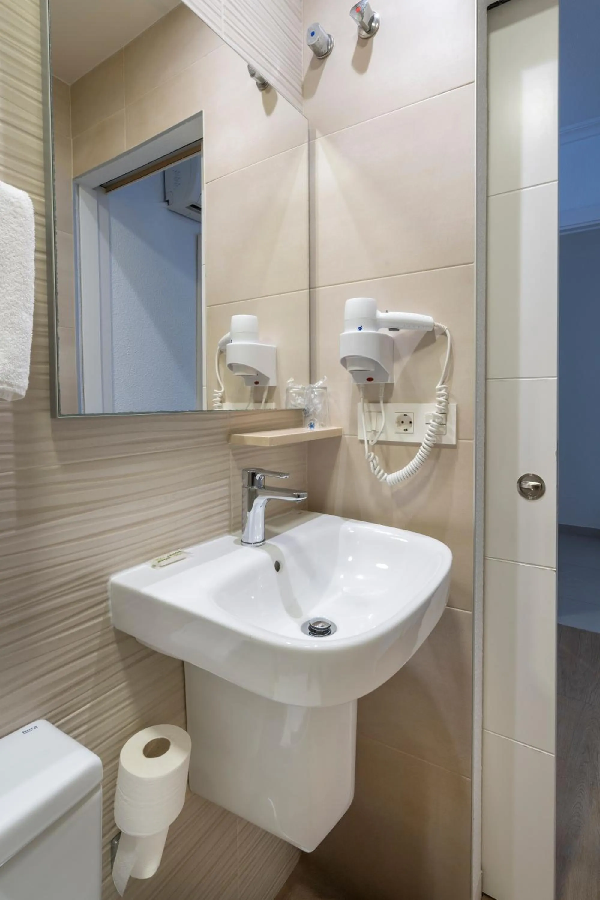 Shower in Hostal Pensimar