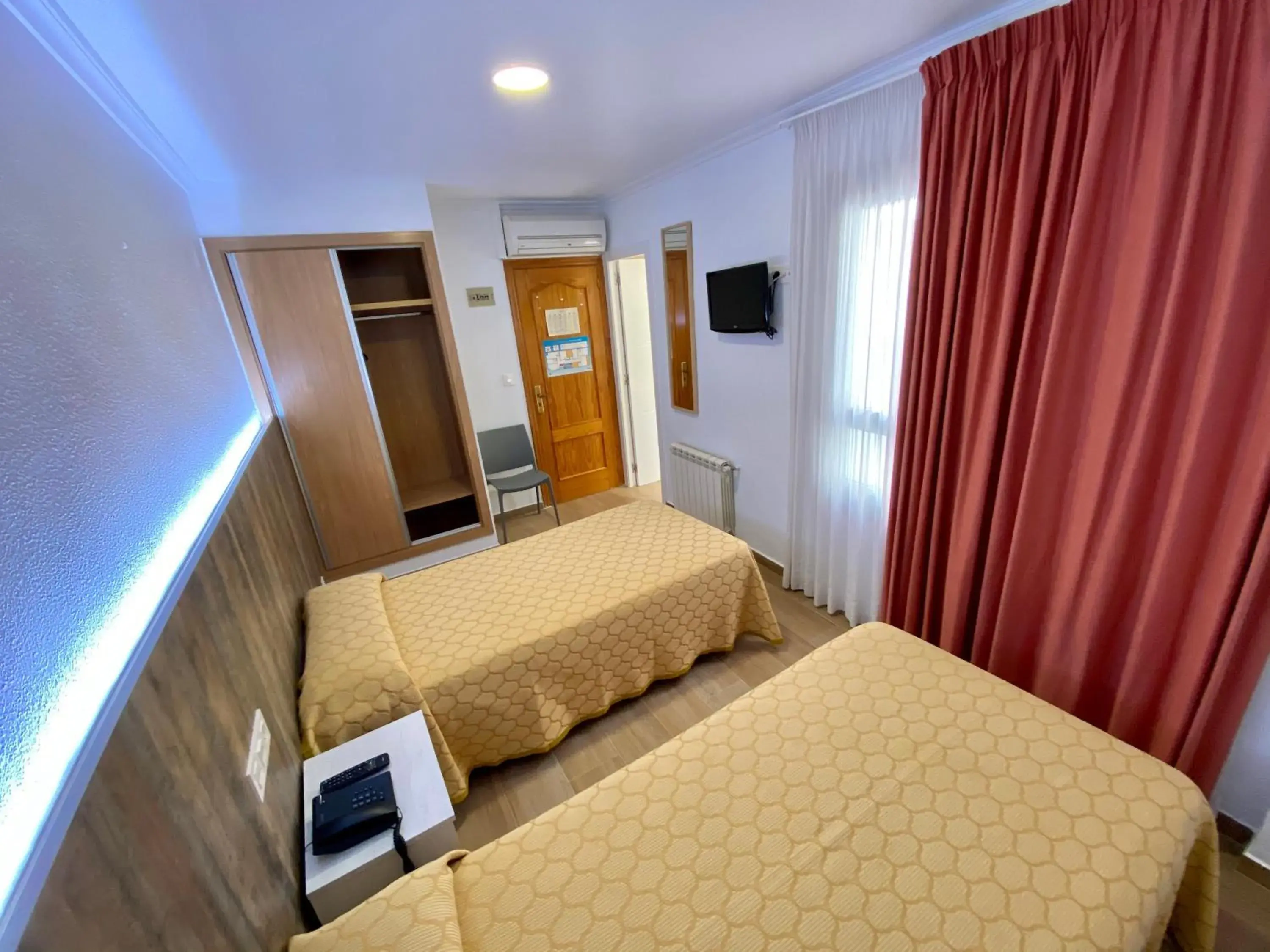 Twin Room in Hostal Pensimar Twin Room in Hostal Pensimar