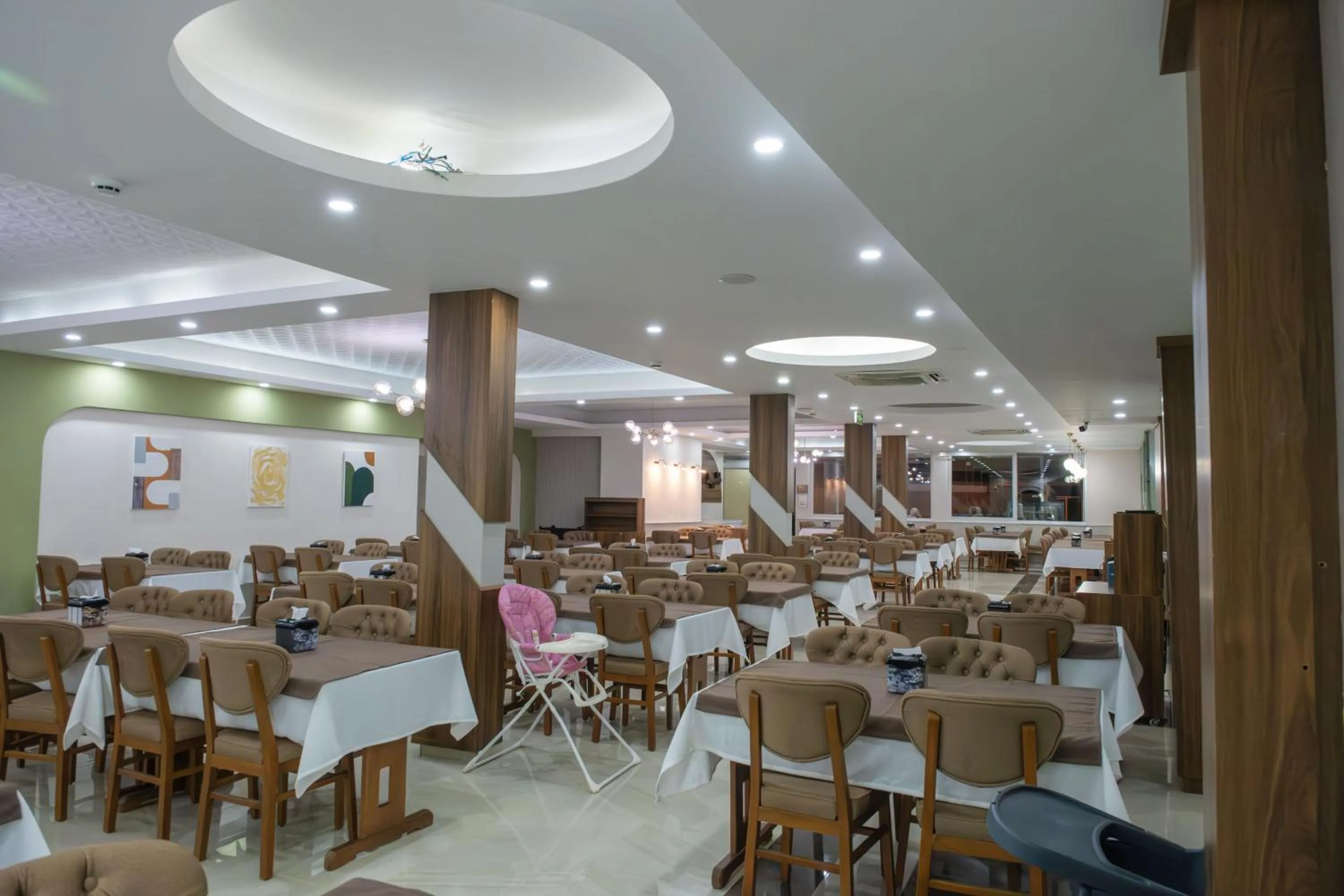 Restaurant/places to eat in Acar Hotel