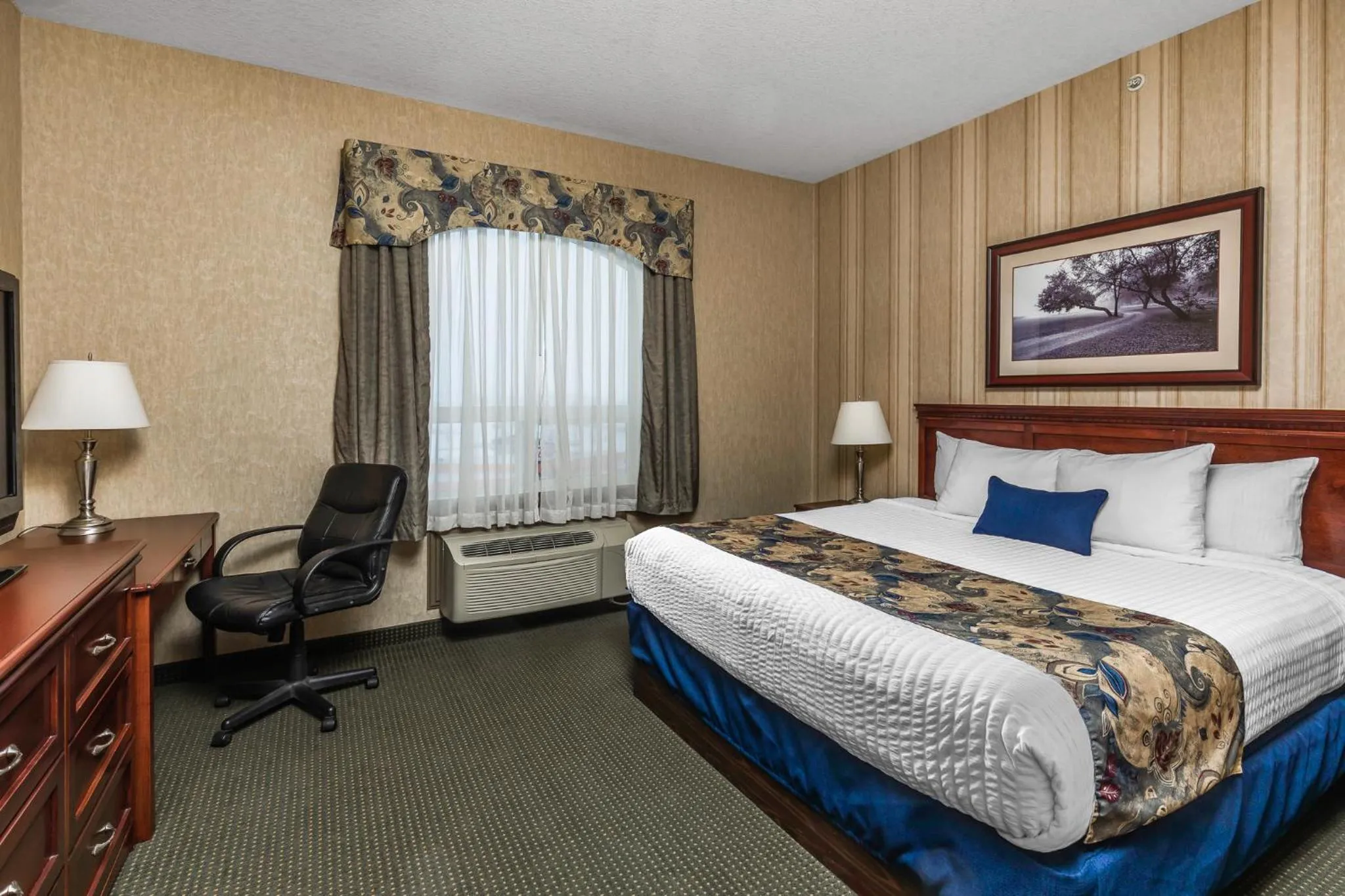 Guests, Bed in Redwood Inn & Suites